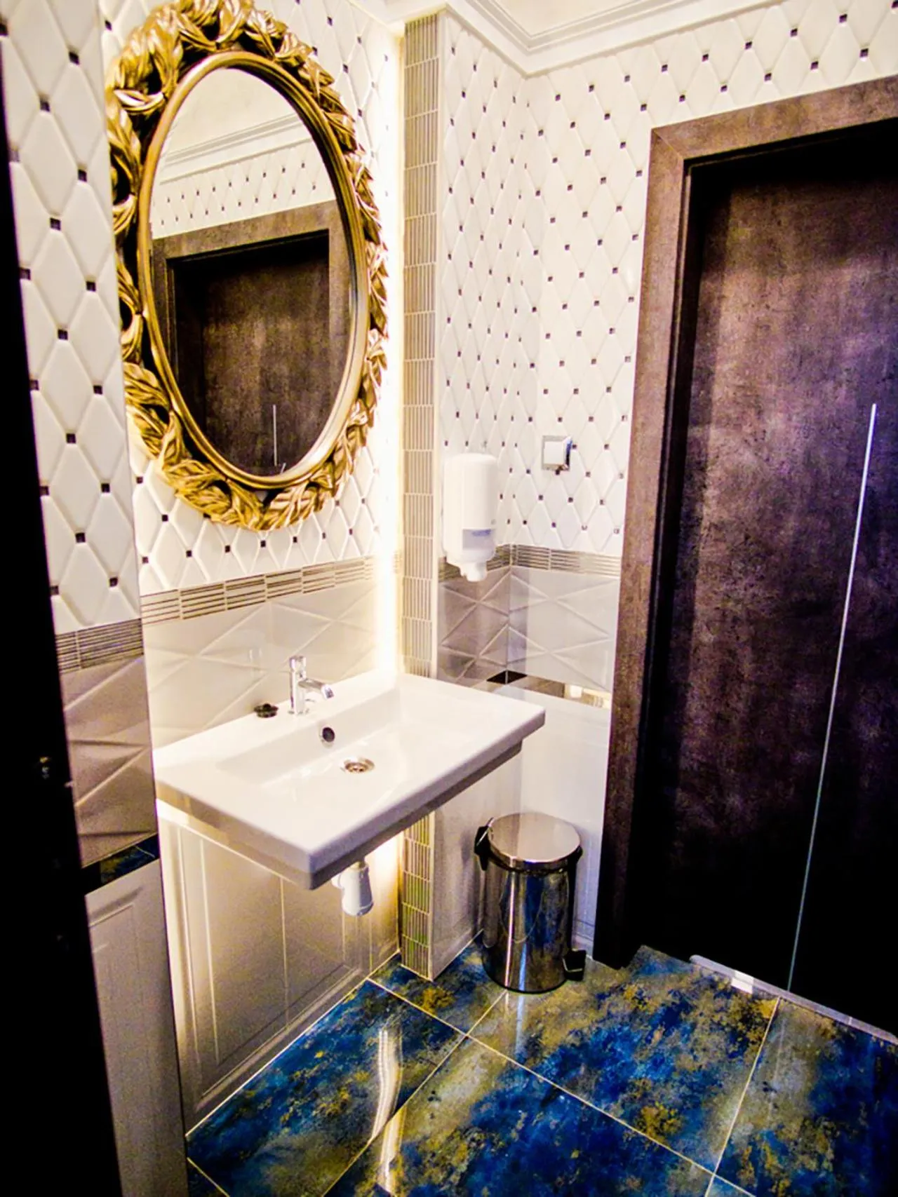 Shower in ROYAL PALACE Centrum Bankietowe