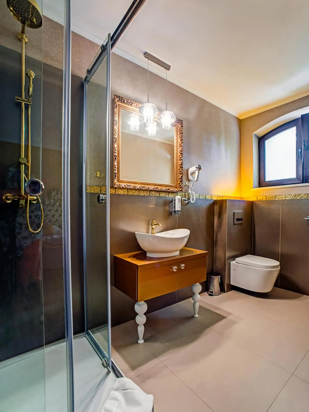 Shower in ROYAL PALACE Centrum Bankietowe