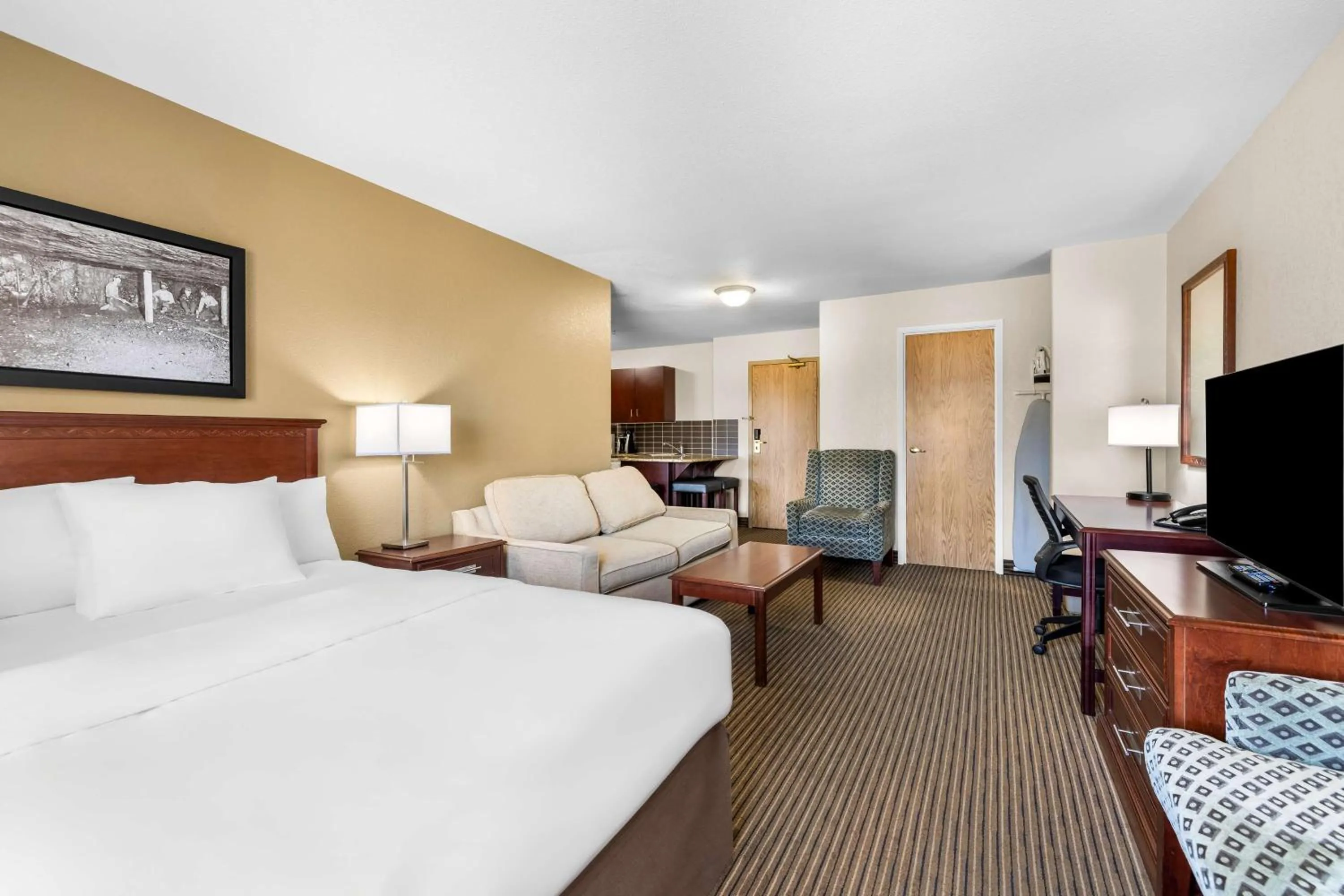 Bedroom, Bed in SureStay Plus Hotel by Best Western Drumheller