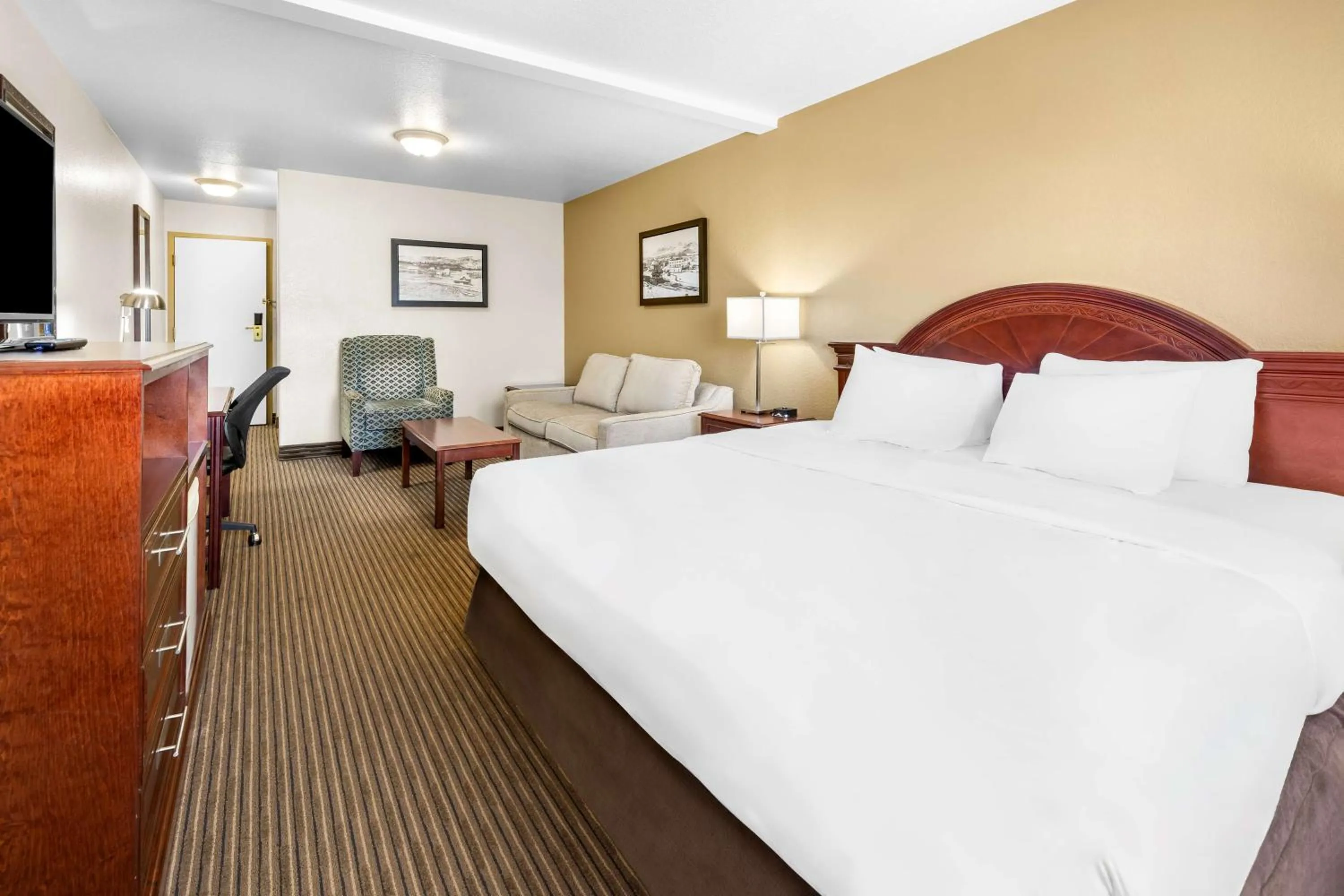 Bedroom, Bed in SureStay Plus Hotel by Best Western Drumheller