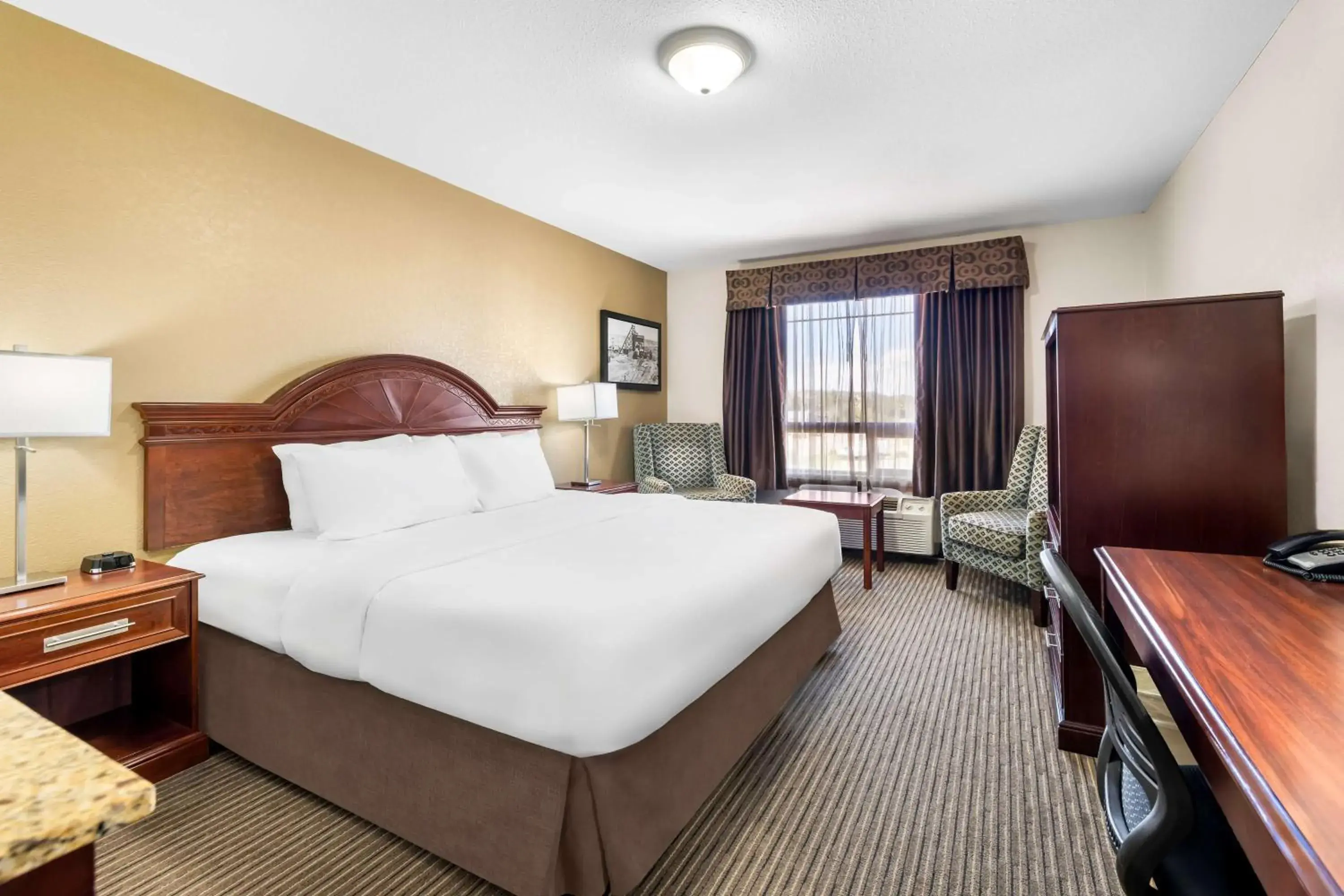 Bedroom, Bed in SureStay Plus Hotel by Best Western Drumheller Bedroom, Bed in SureStay Plus Hotel by Best Western Drumheller