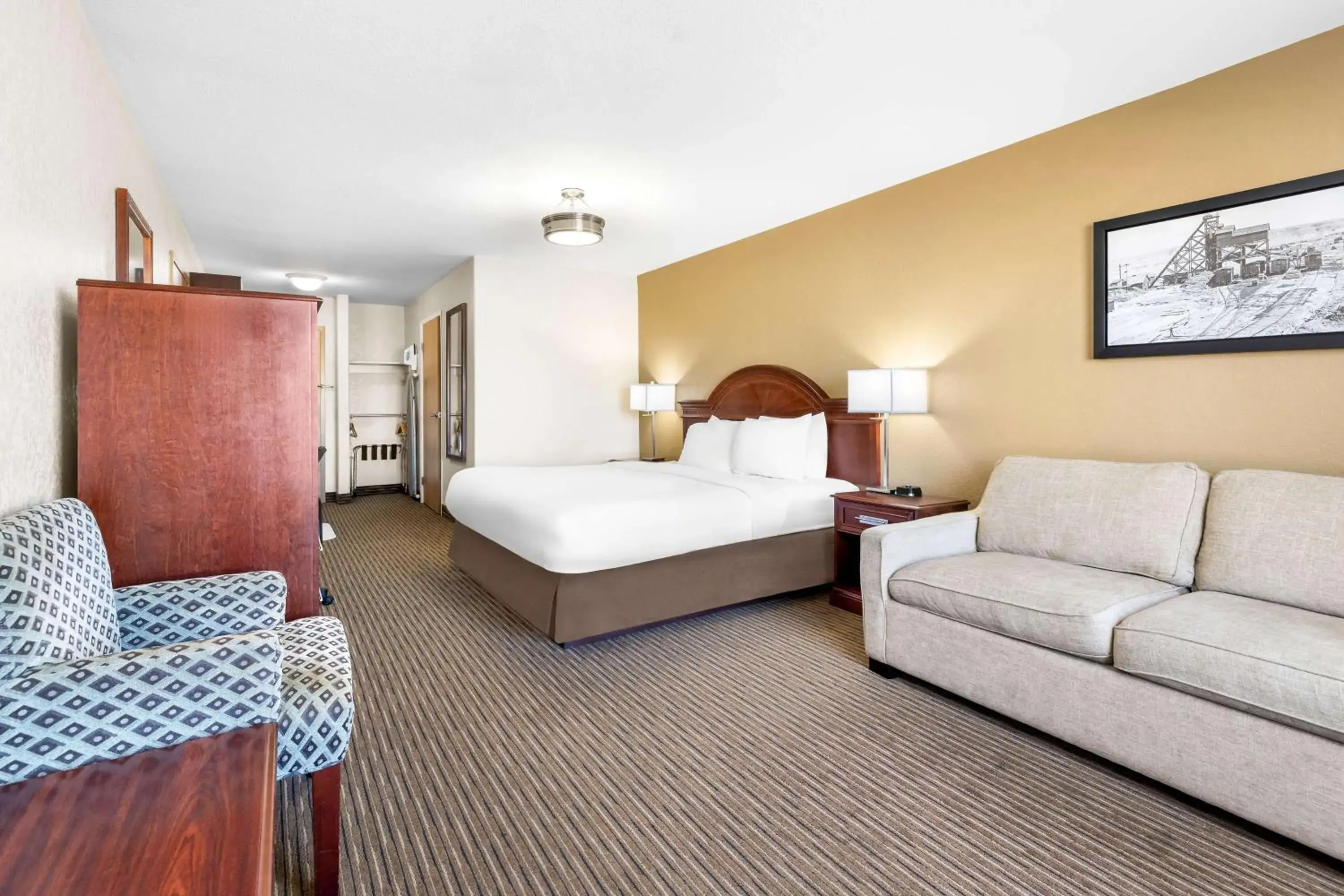 Bedroom, Bed in SureStay Plus Hotel by Best Western Drumheller Bedroom, Bed in SureStay Plus Hotel by Best Western Drumheller