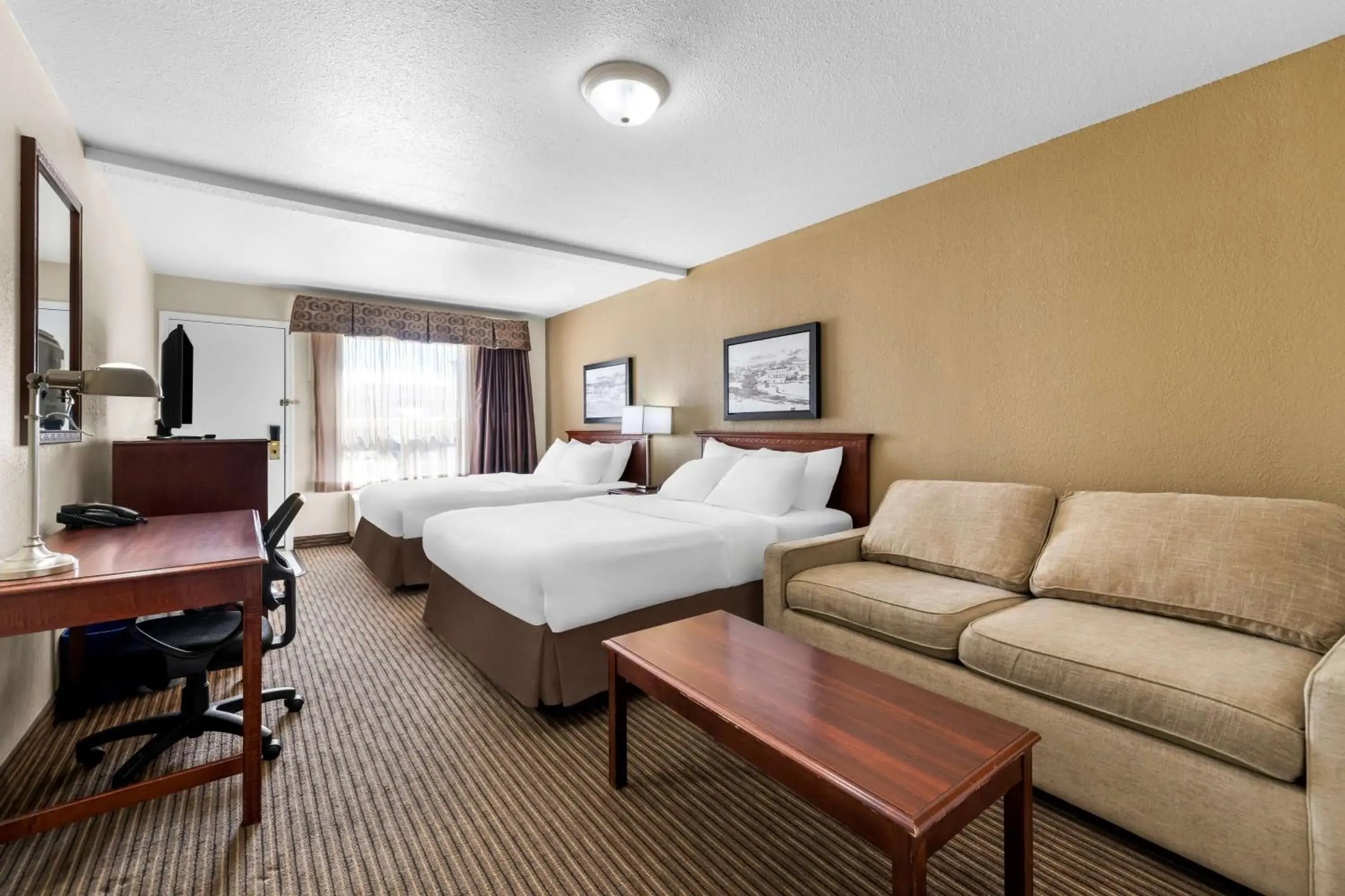 Bedroom, Bed in SureStay Plus Hotel by Best Western Drumheller Bedroom, Bed in SureStay Plus Hotel by Best Western Drumheller