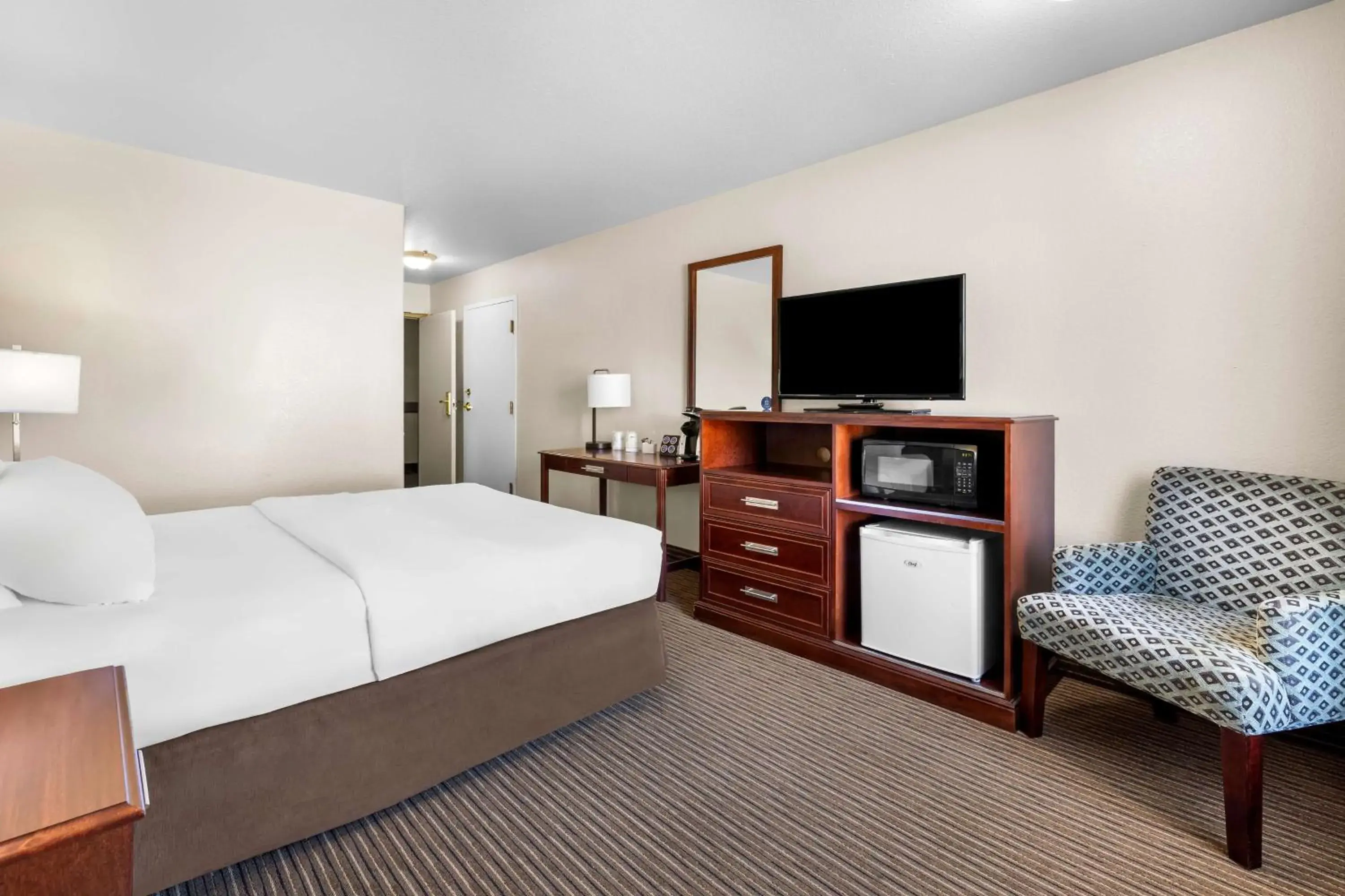 Bedroom, Bed in SureStay Plus Hotel by Best Western Drumheller Bedroom, Bed in SureStay Plus Hotel by Best Western Drumheller