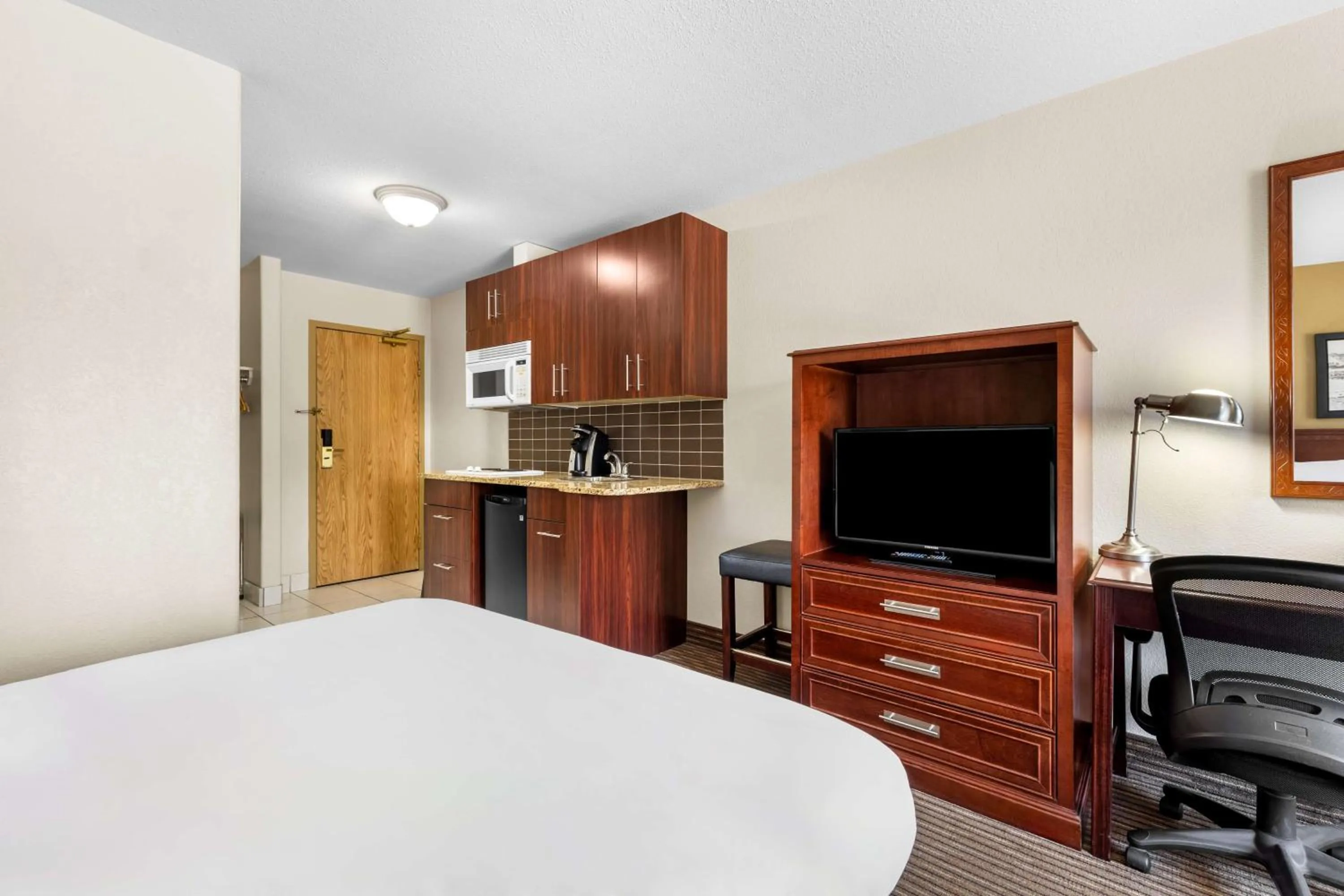 Bedroom in SureStay Plus Hotel by Best Western Drumheller