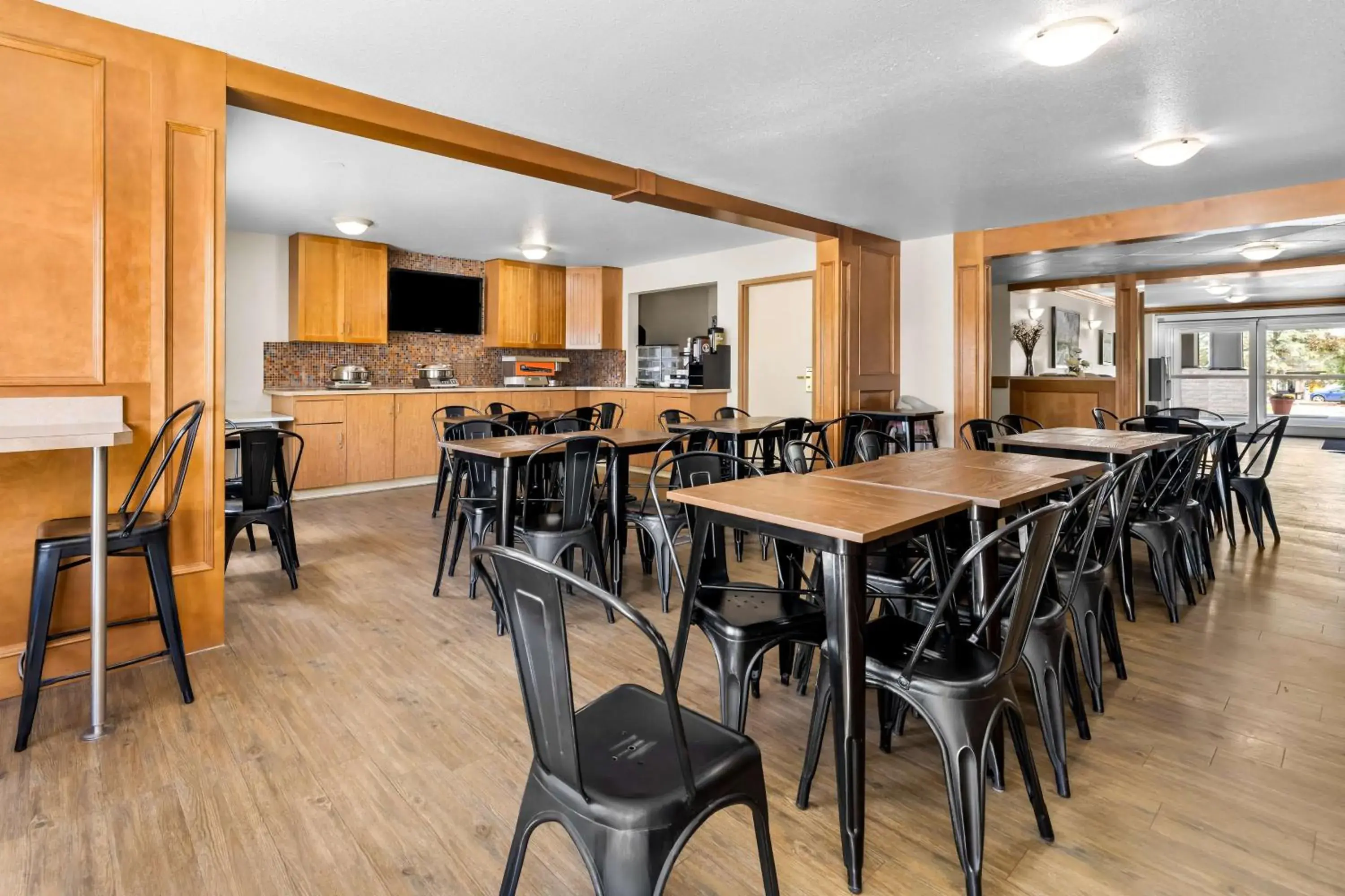 Breakfast in SureStay Plus Hotel by Best Western Drumheller Breakfast in SureStay Plus Hotel by Best Western Drumheller