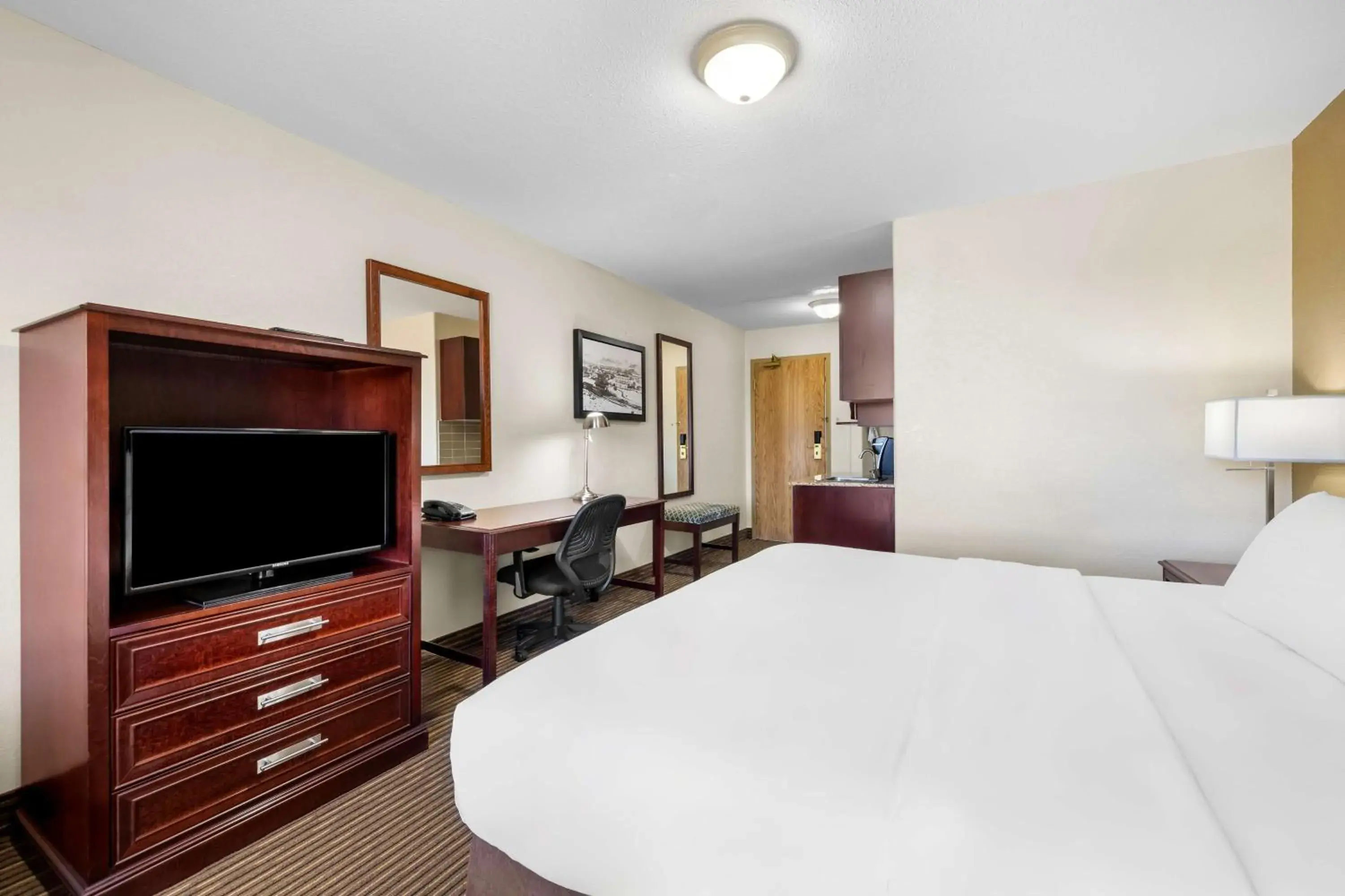 Bedroom, Bed in SureStay Plus Hotel by Best Western Drumheller Bedroom, Bed in SureStay Plus Hotel by Best Western Drumheller