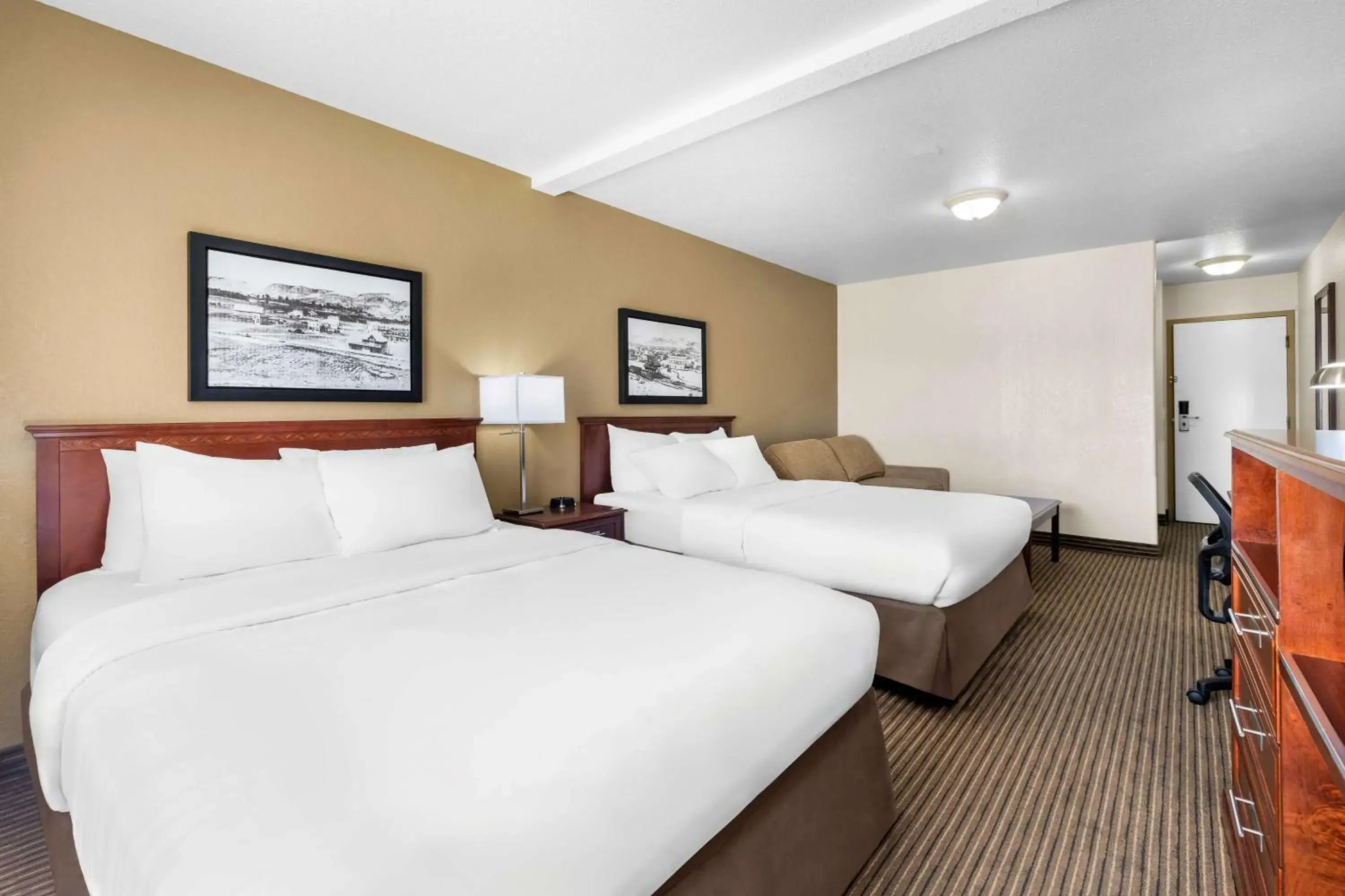 Bedroom, Bed in SureStay Plus Hotel by Best Western Drumheller Bedroom, Bed in SureStay Plus Hotel by Best Western Drumheller