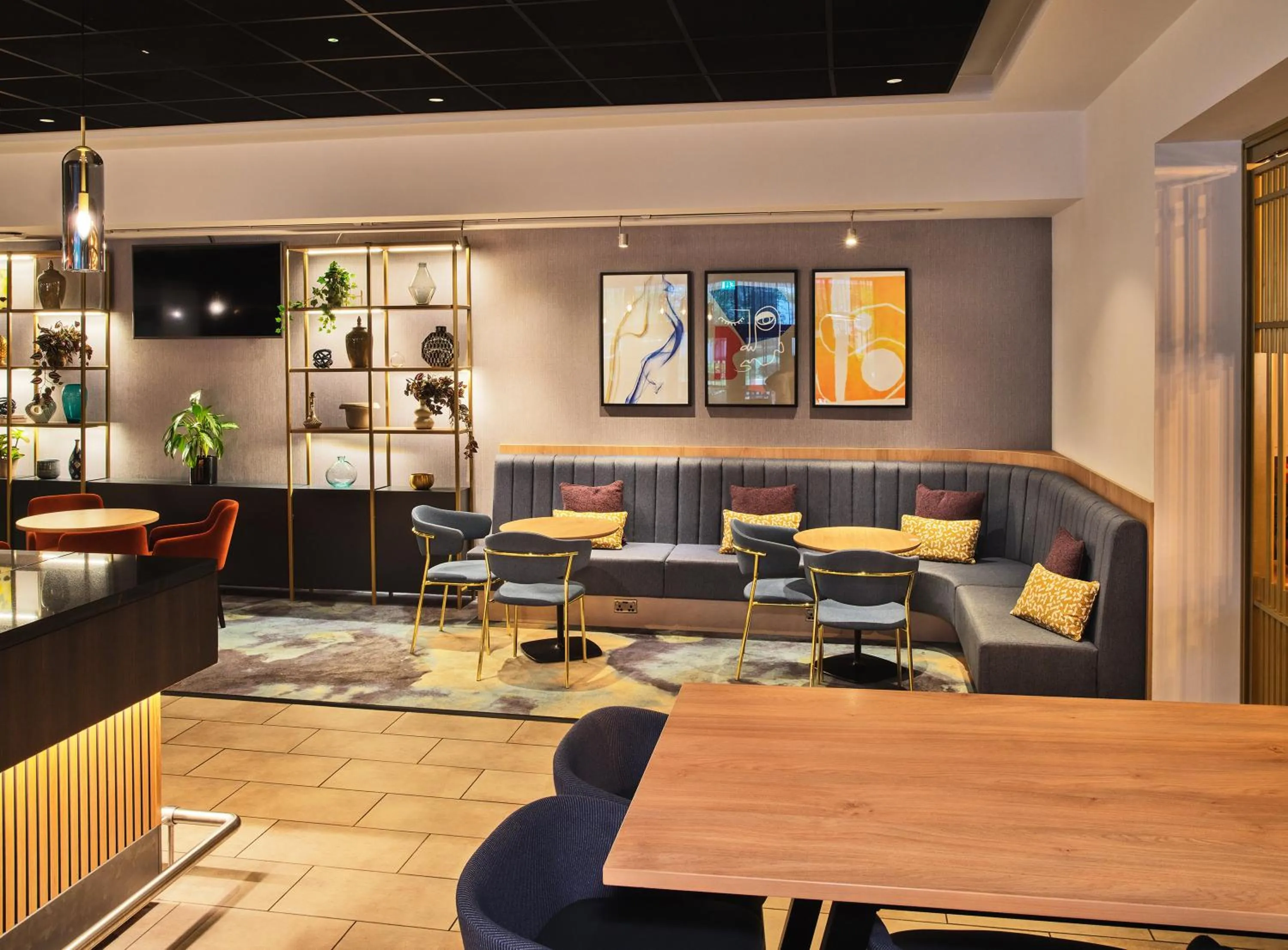 Lounge or bar in Crowne Plaza Birmingham City by IHG