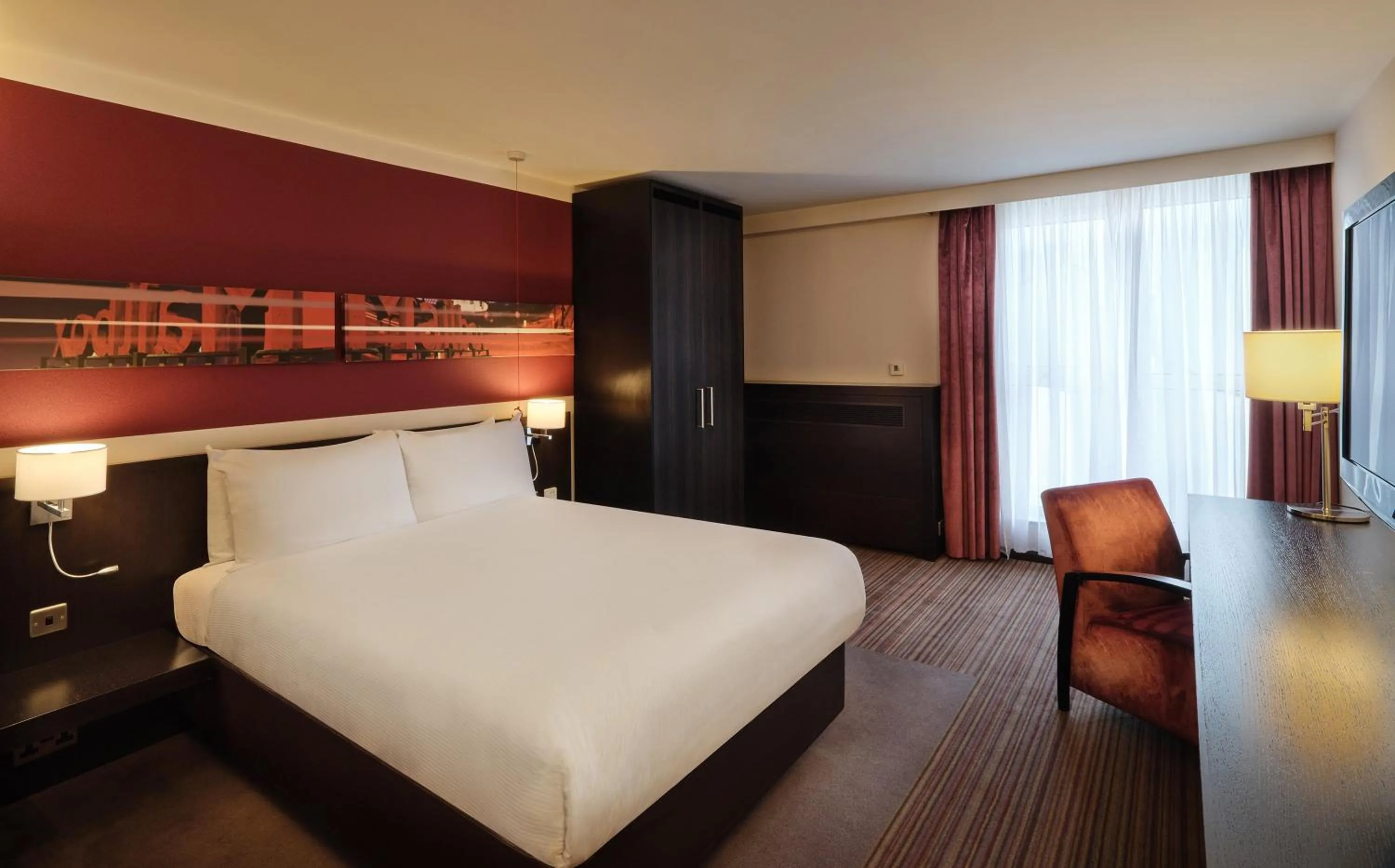 Photo of the whole room, Bed in Crowne Plaza Birmingham City by IHG