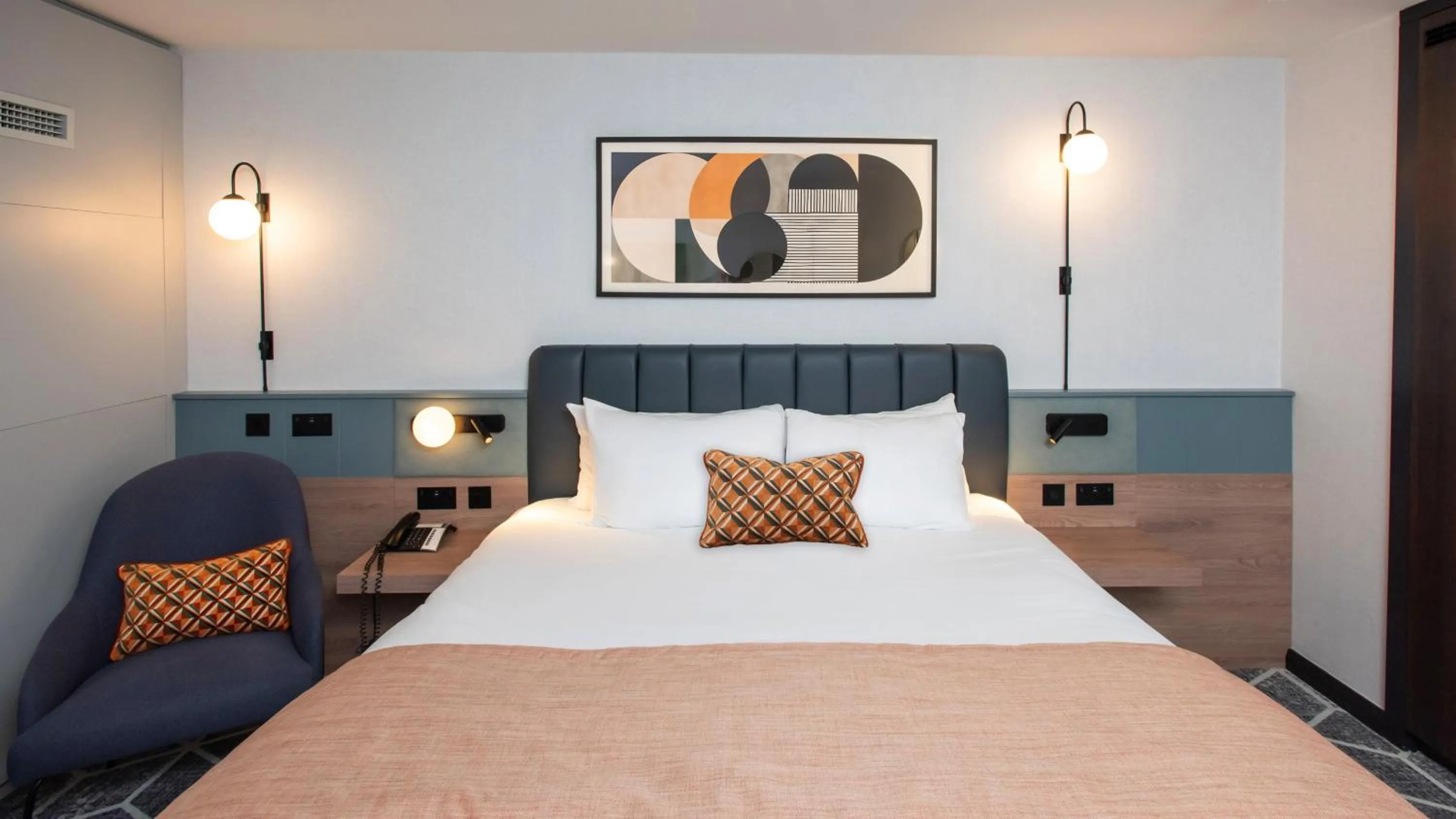 Photo of the whole room, Bed in Crowne Plaza Birmingham City by IHG