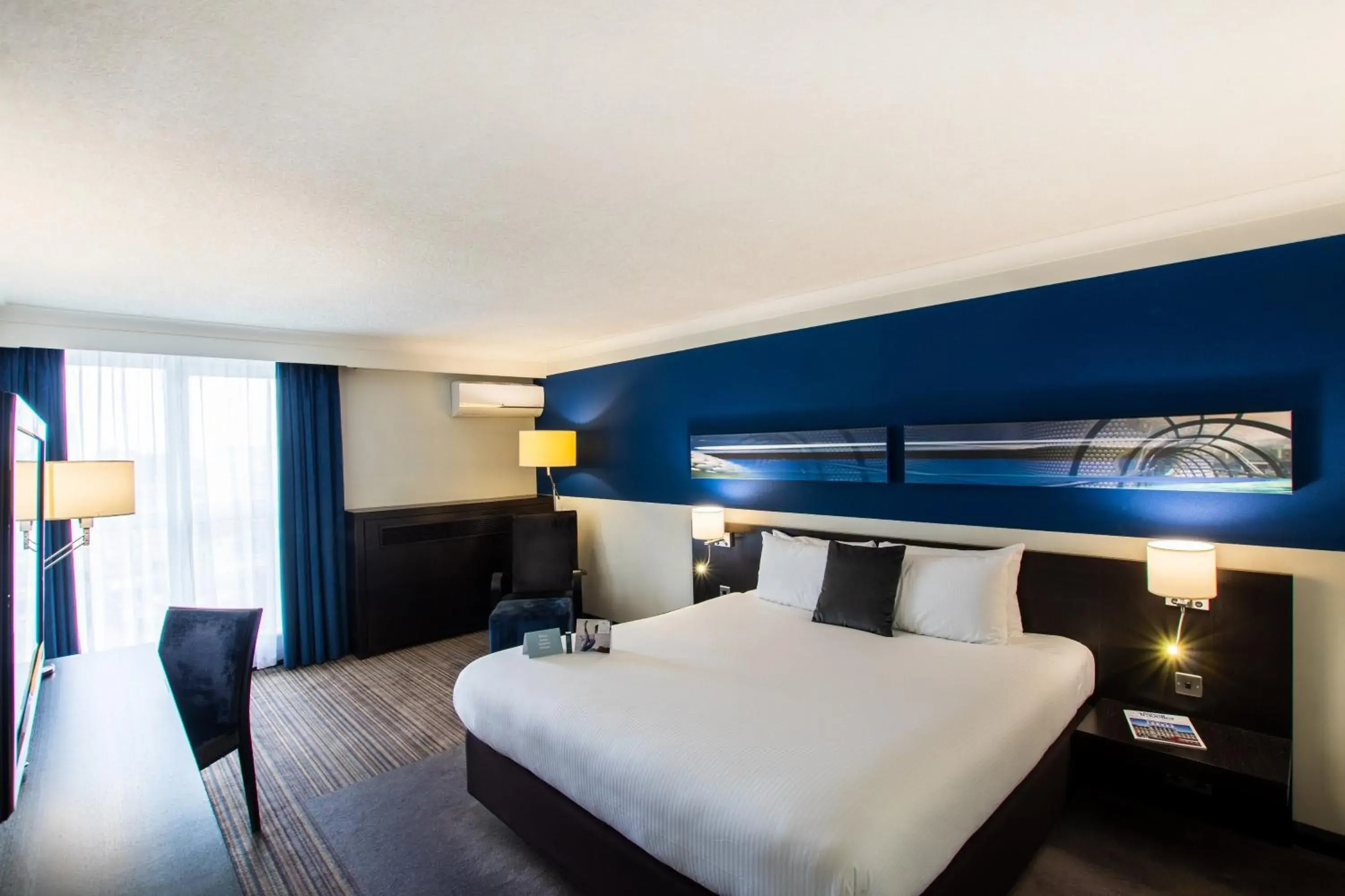 Photo of the whole room, Bed in Crowne Plaza Birmingham City by IHG Photo of the whole room, Bed in Crowne Plaza Birmingham City by IHG