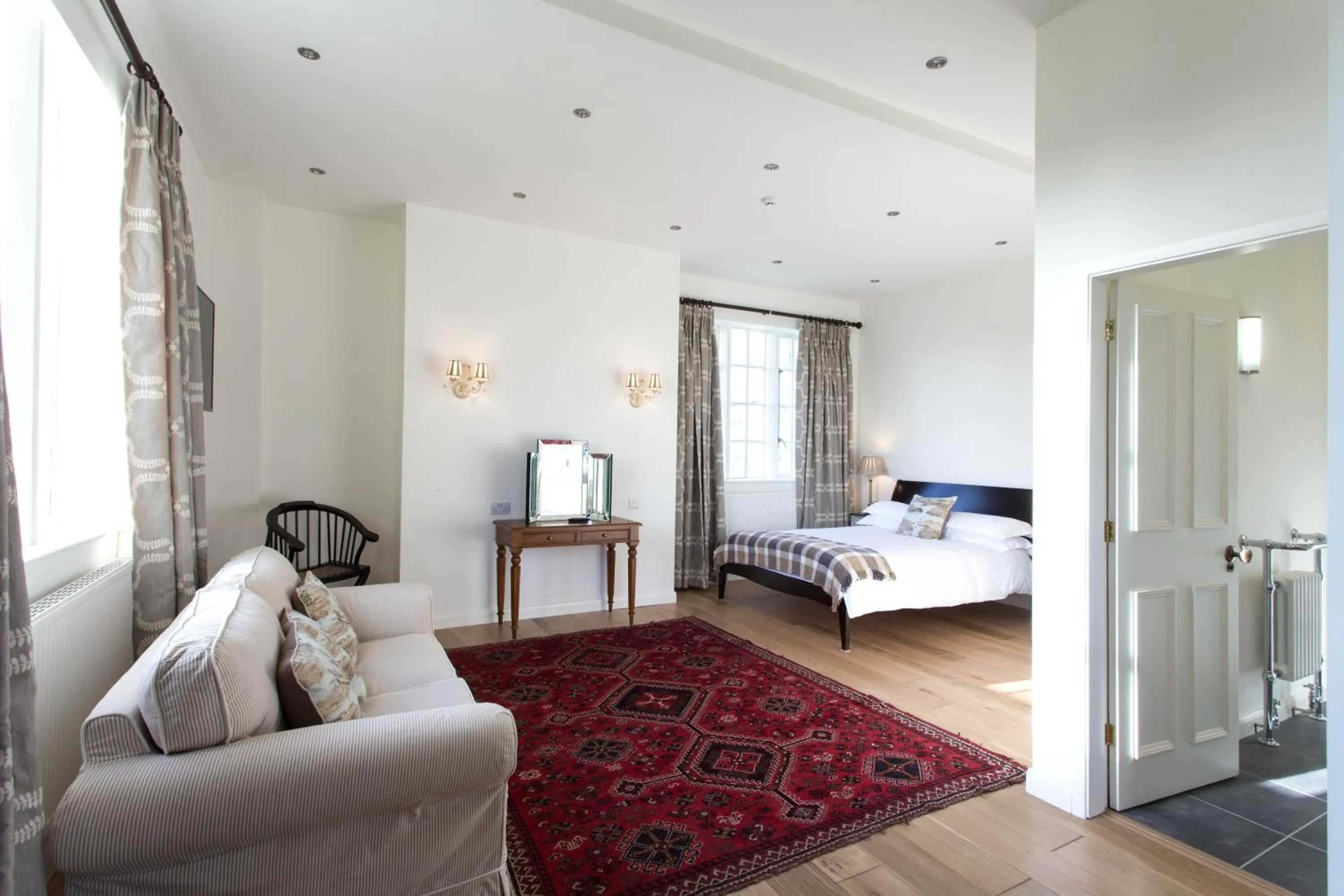 Photo of the whole room, Bed in Tailor Room 1