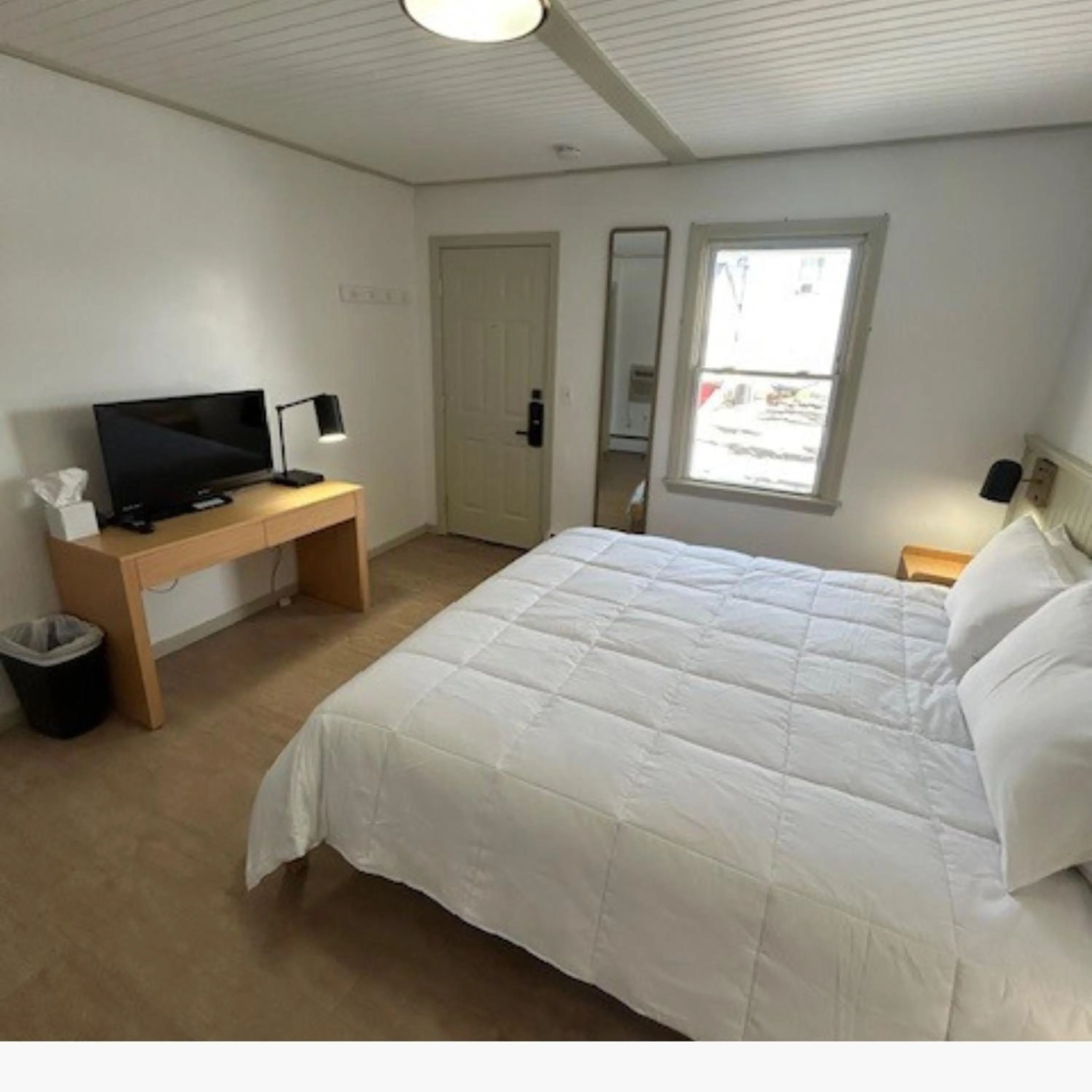 Bed in The Colonial Inn & Creamery