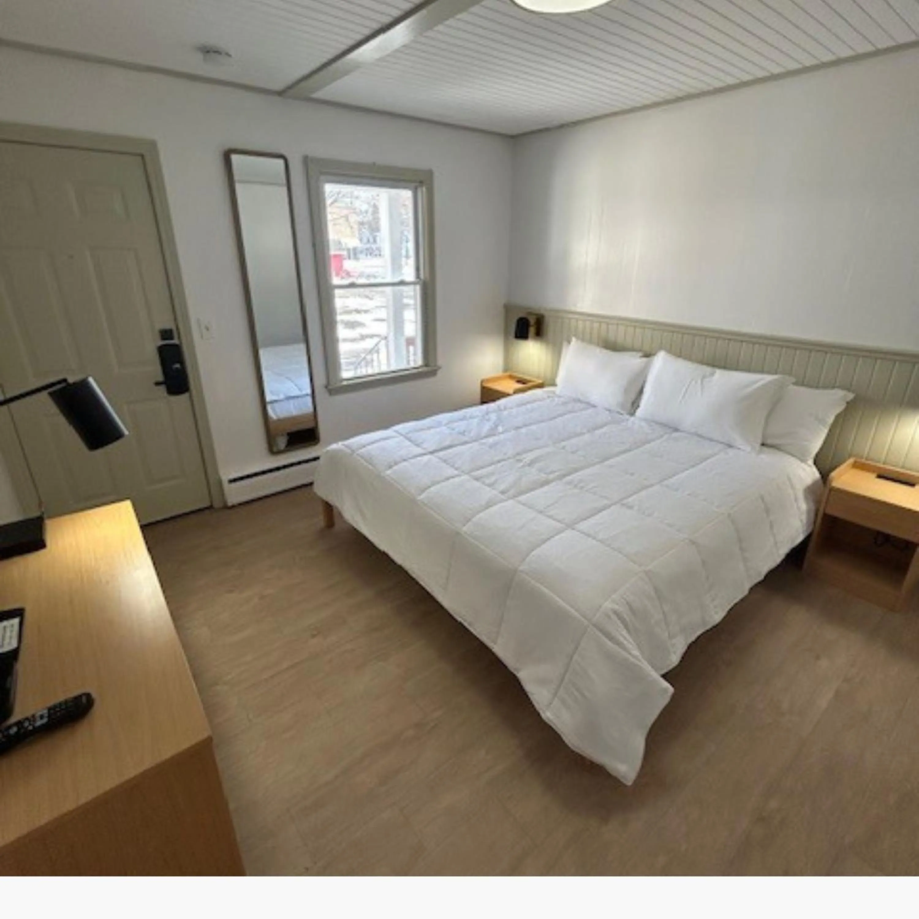 Bed in The Colonial Inn & Creamery