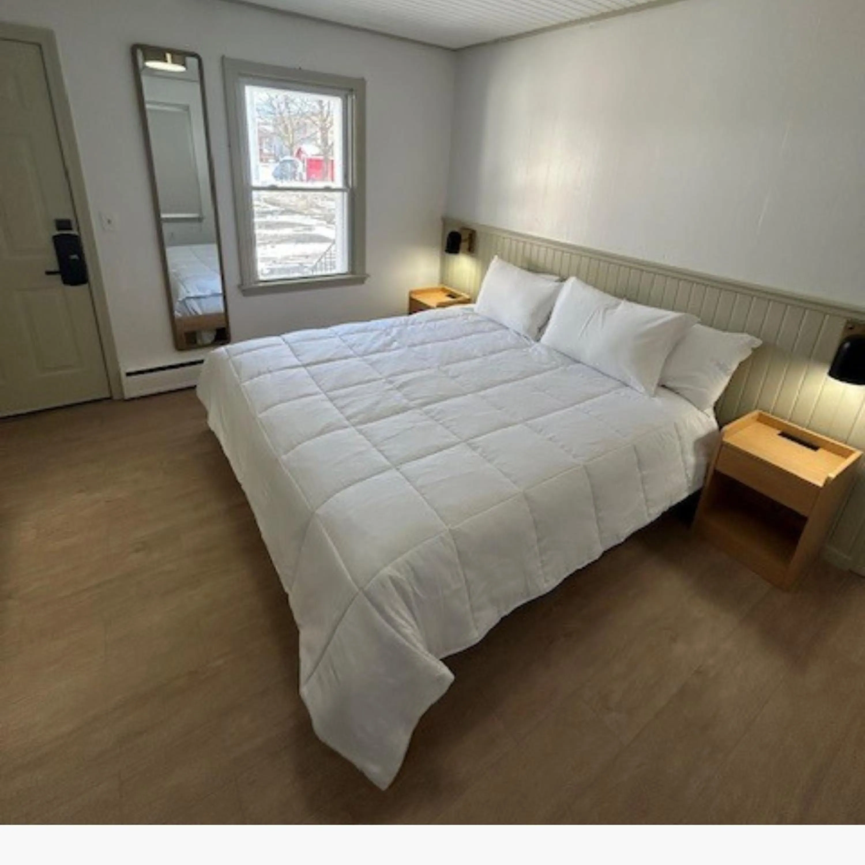 Bed in The Colonial Inn & Creamery