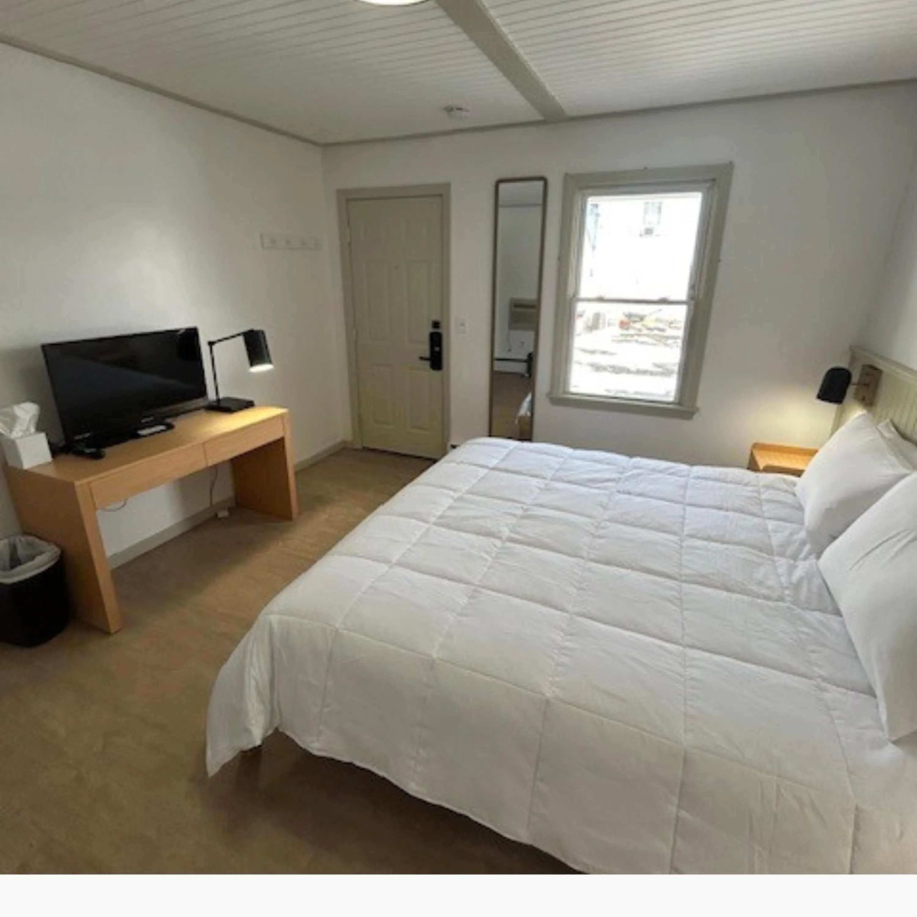 Bed in The Colonial Inn & Creamery