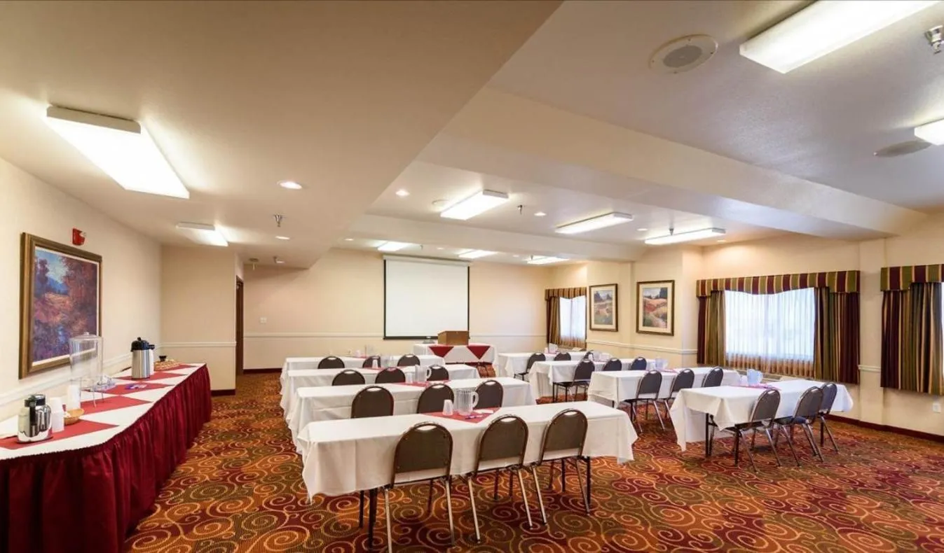 Meeting/conference room in Crystal Inn Hotel & Suites - Great Falls
