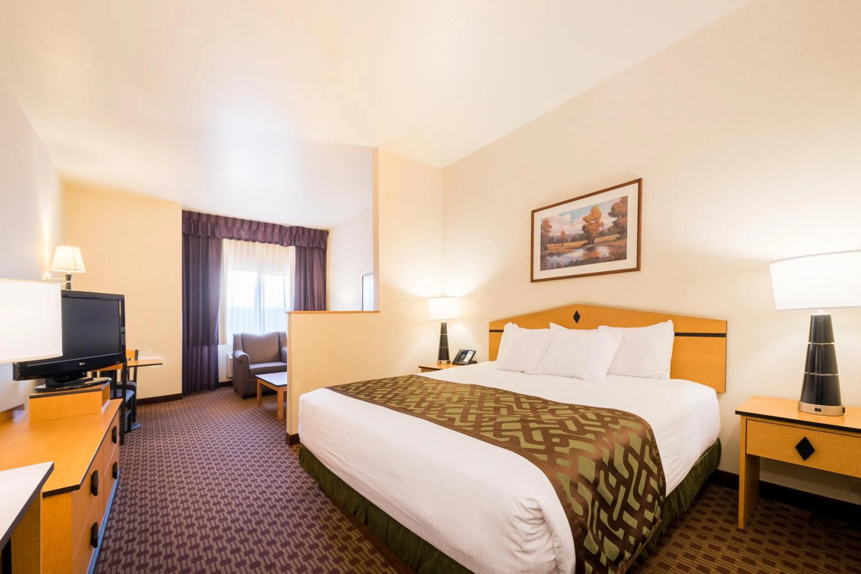 Bedroom, Bed in Crystal Inn Hotel & Suites - Great Falls