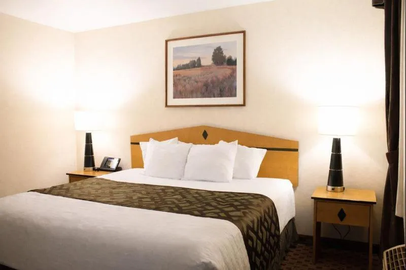 Bedroom, Bed in Crystal Inn Hotel & Suites - Great Falls