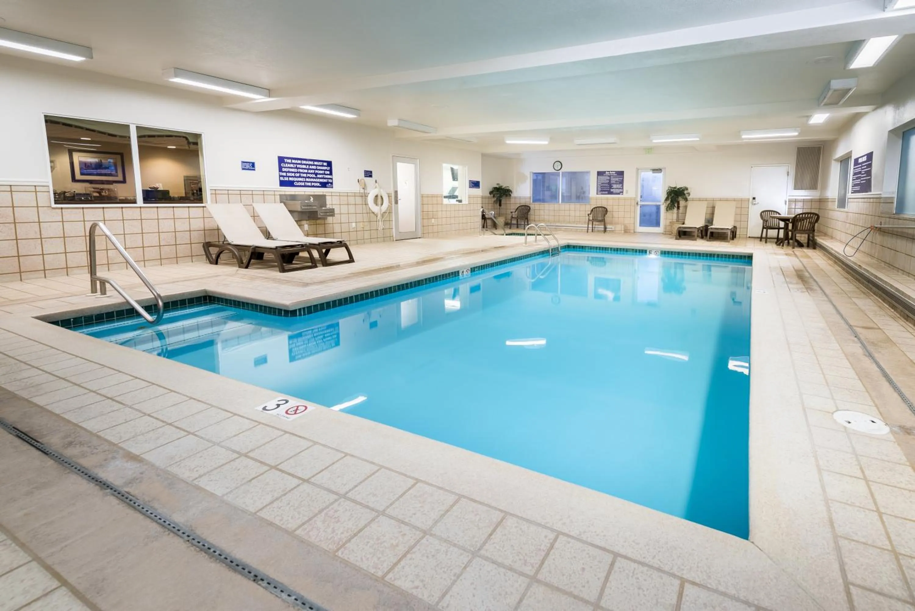 Swimming pool in Crystal Inn Hotel & Suites - Great Falls