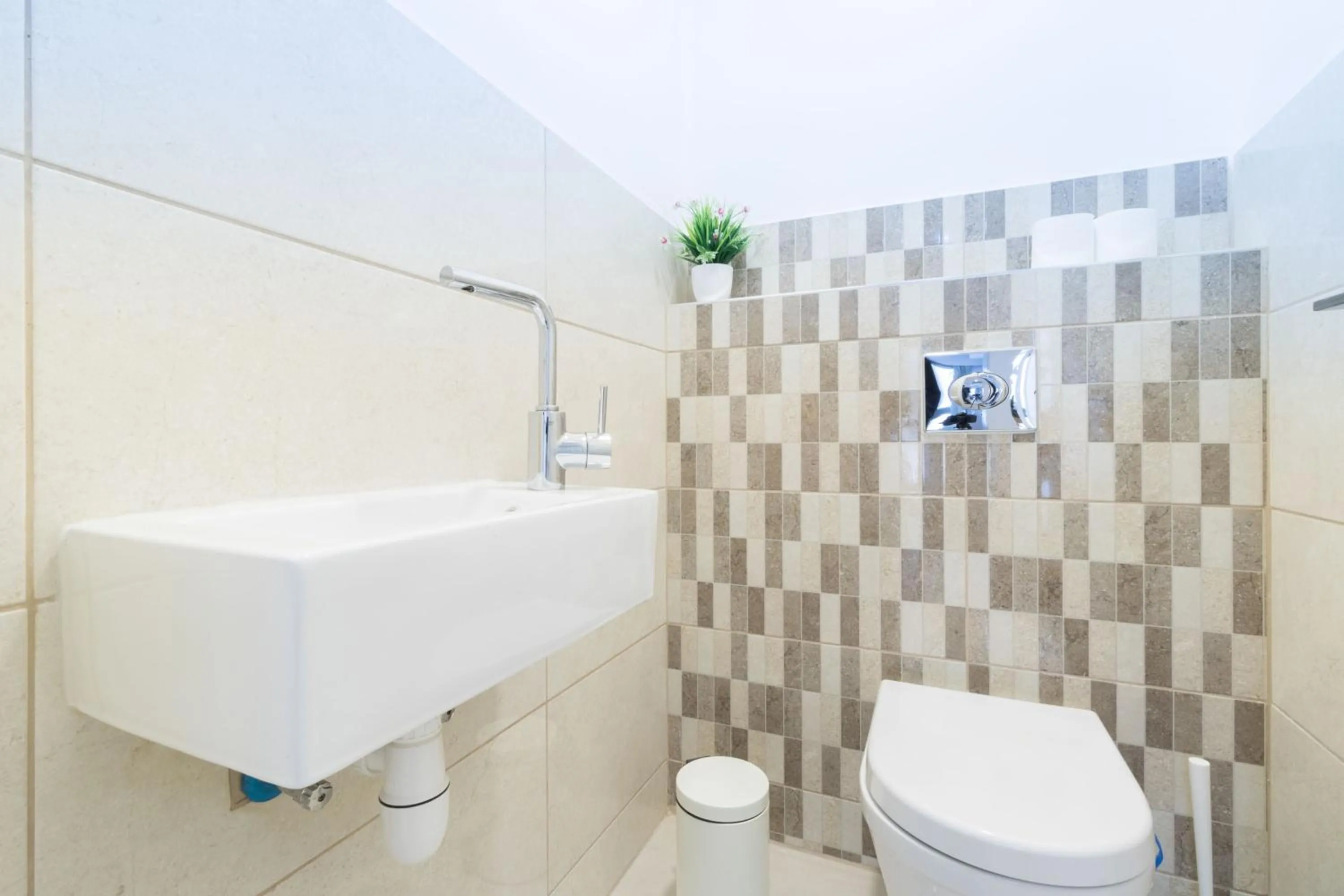 Luxury One-Bedroom Apartment/parking in city center