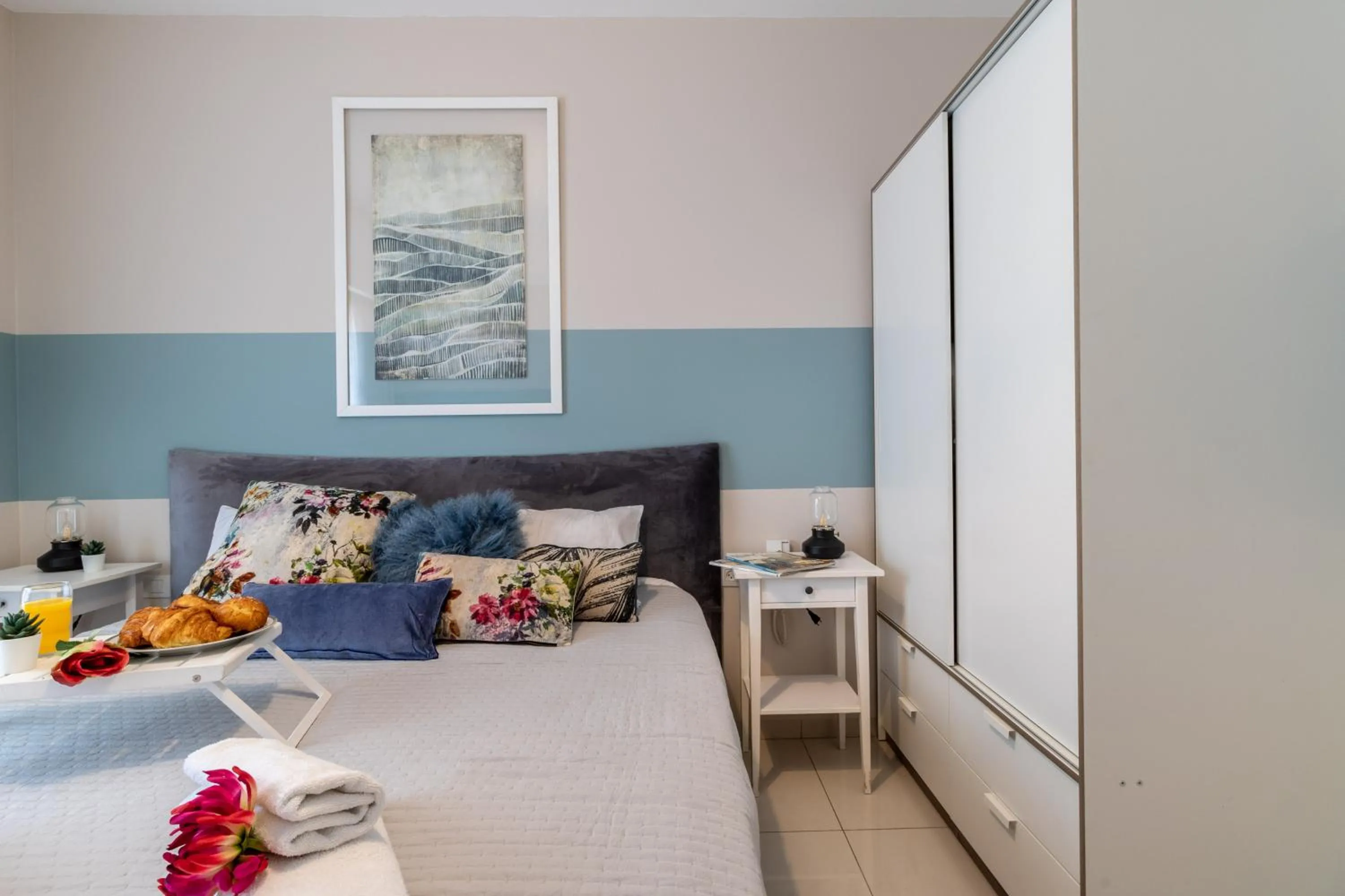Bed in Luxury One-Bedroom Apartment/parking in city center