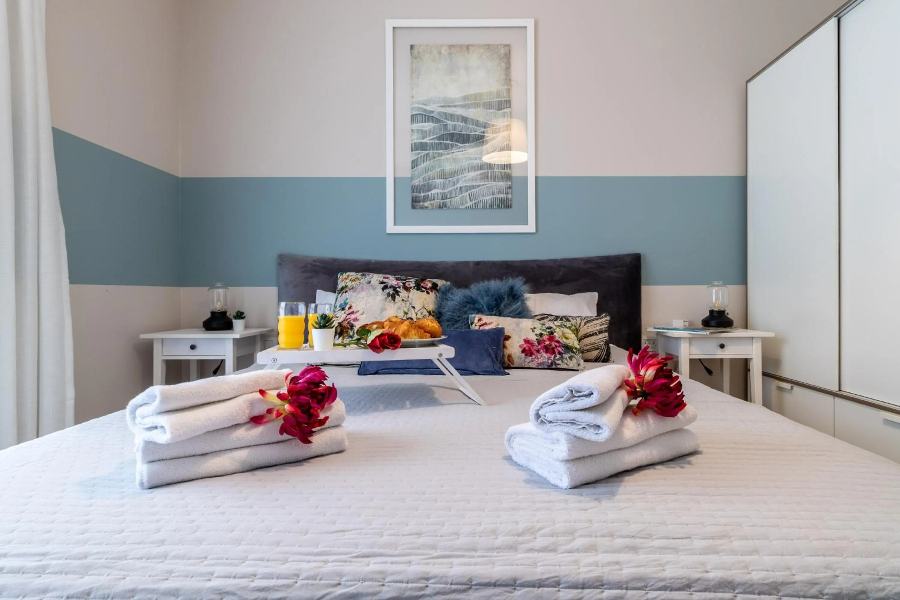 Bed in Luxury One-Bedroom Apartment/parking in city center