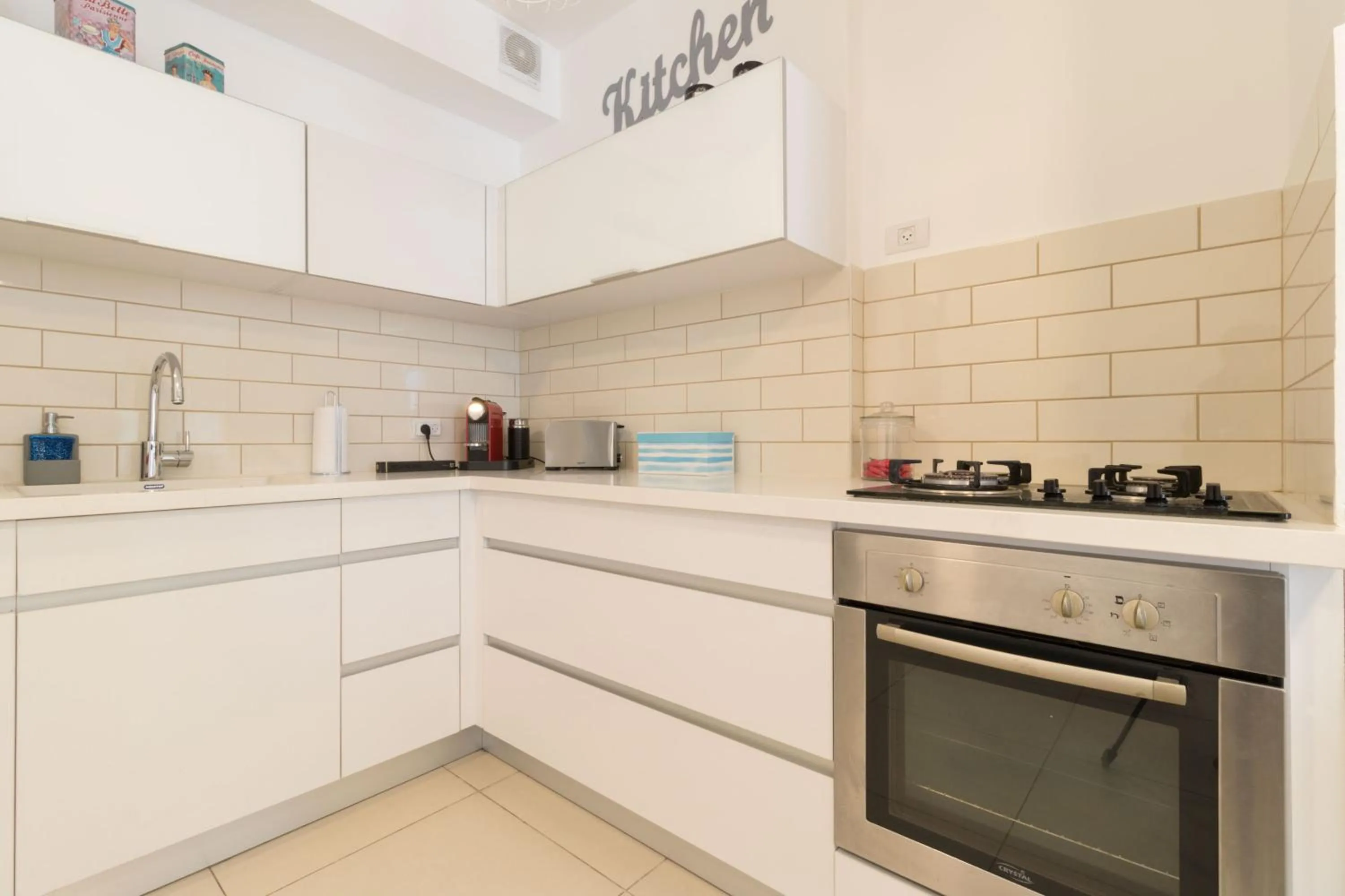 Luxury One-Bedroom Apartment/parking in city center