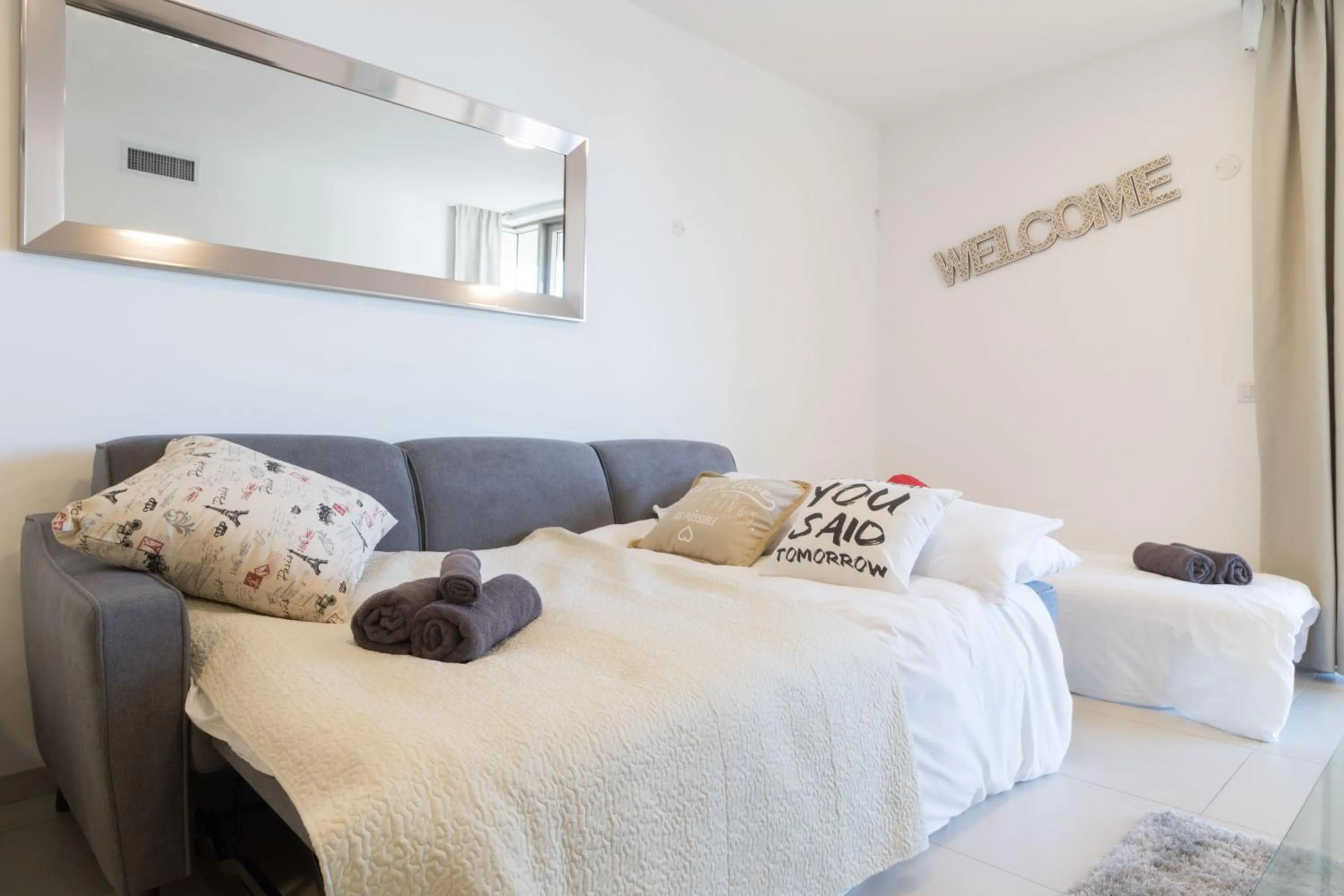 Bed in Luxury One-Bedroom Apartment/parking in city center