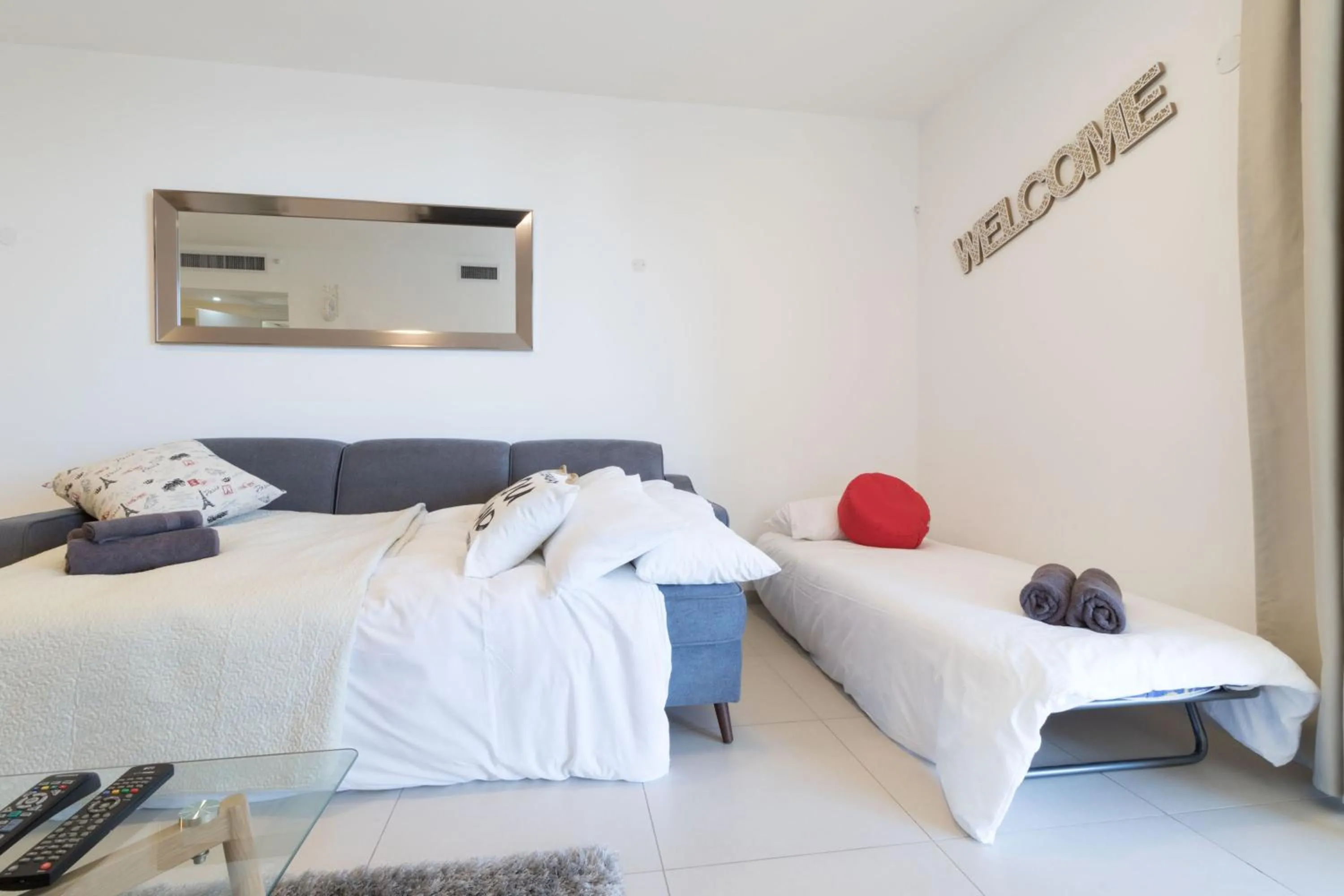 Bed in Luxury One-Bedroom Apartment/parking in city center