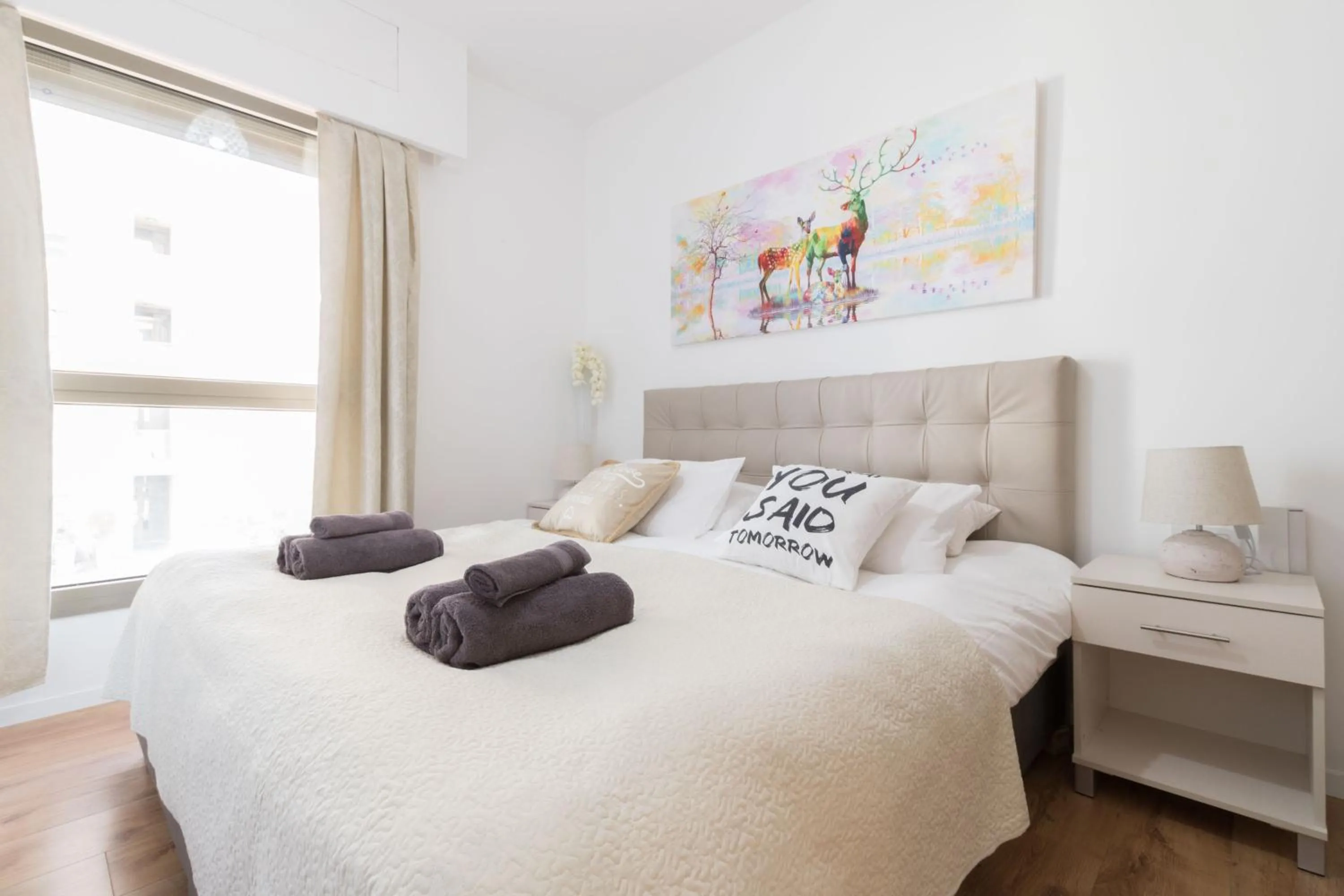 Bed in Luxury One-Bedroom Apartment/parking in city center