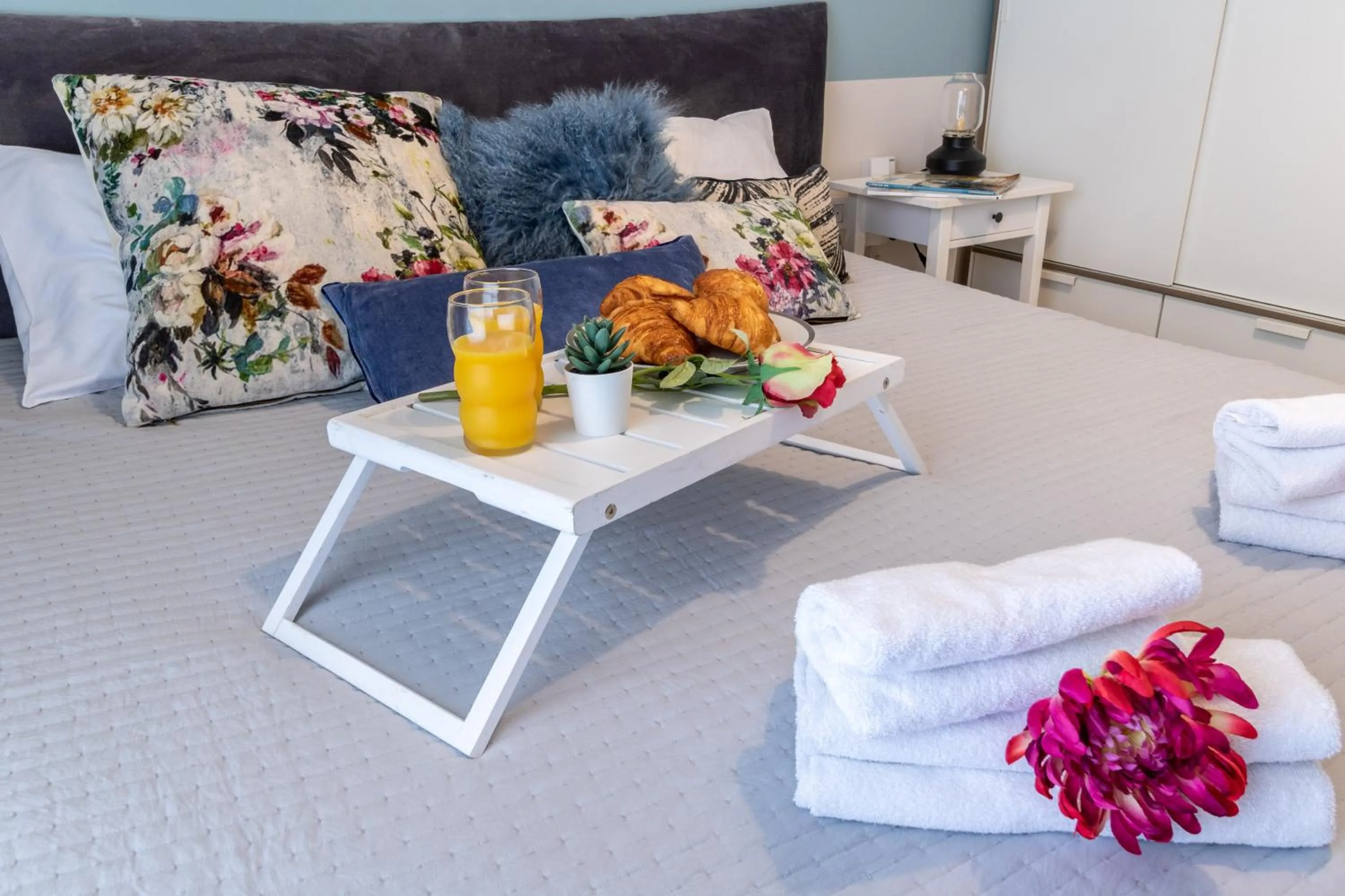 Bed in Luxury One-Bedroom Apartment/parking in city center