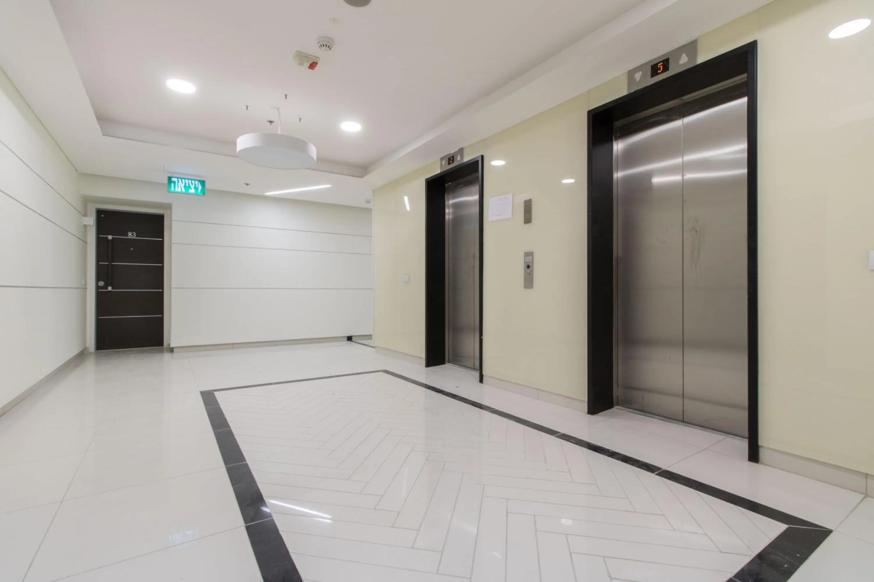 Luxury One-Bedroom Apartment/parking in city center
