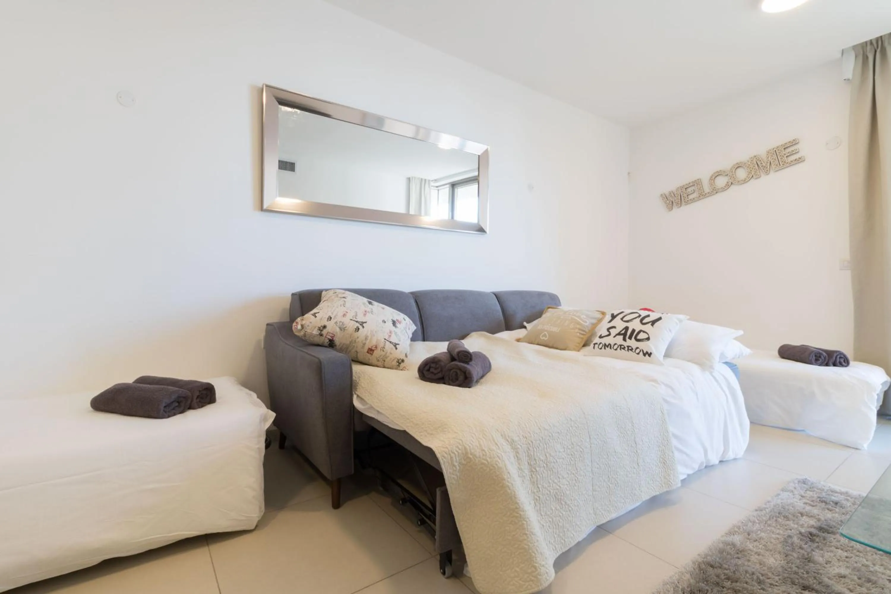 Bed in Luxury One-Bedroom Apartment/parking in city center