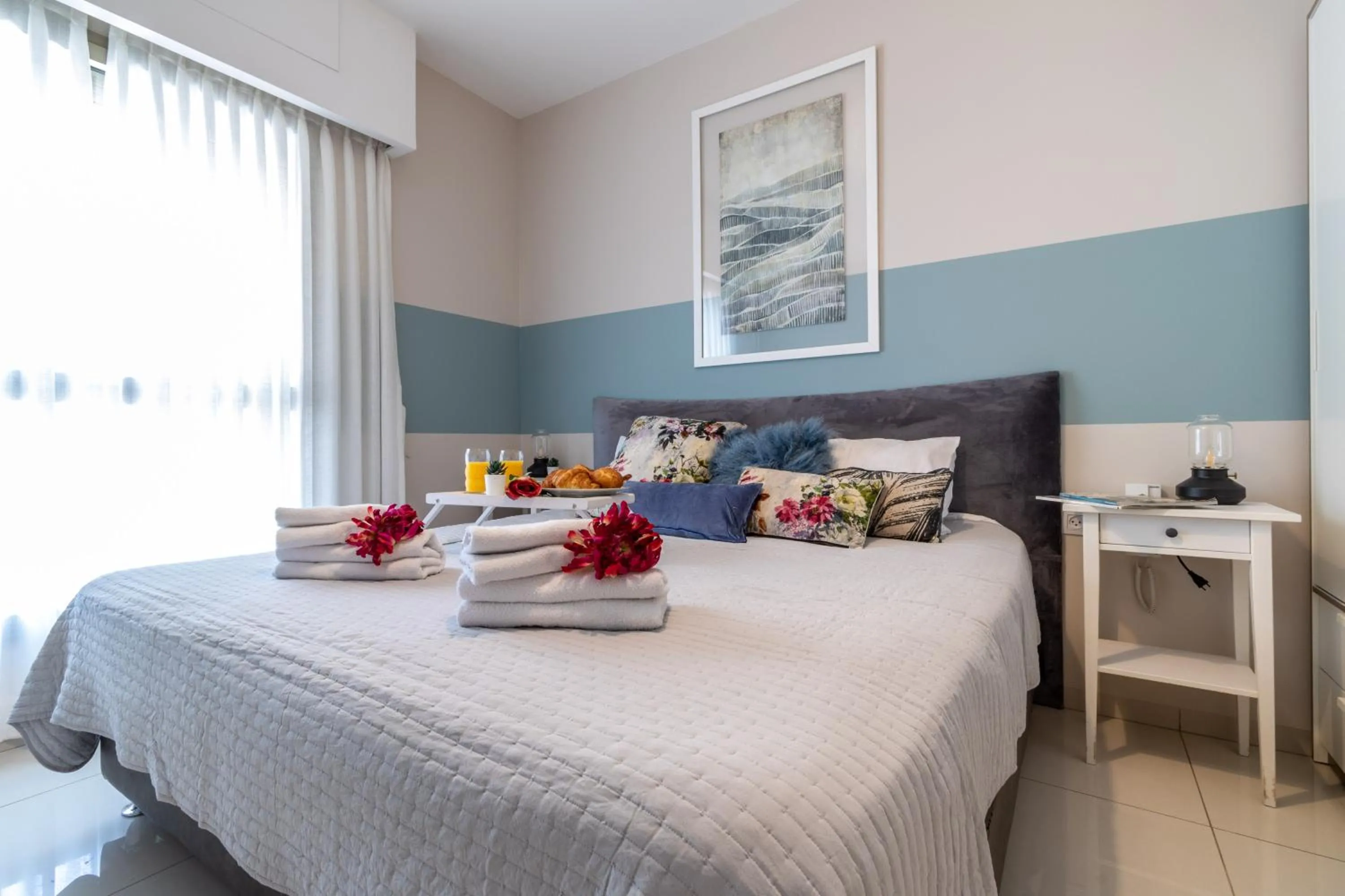 Bed in Luxury One-Bedroom Apartment/parking in city center