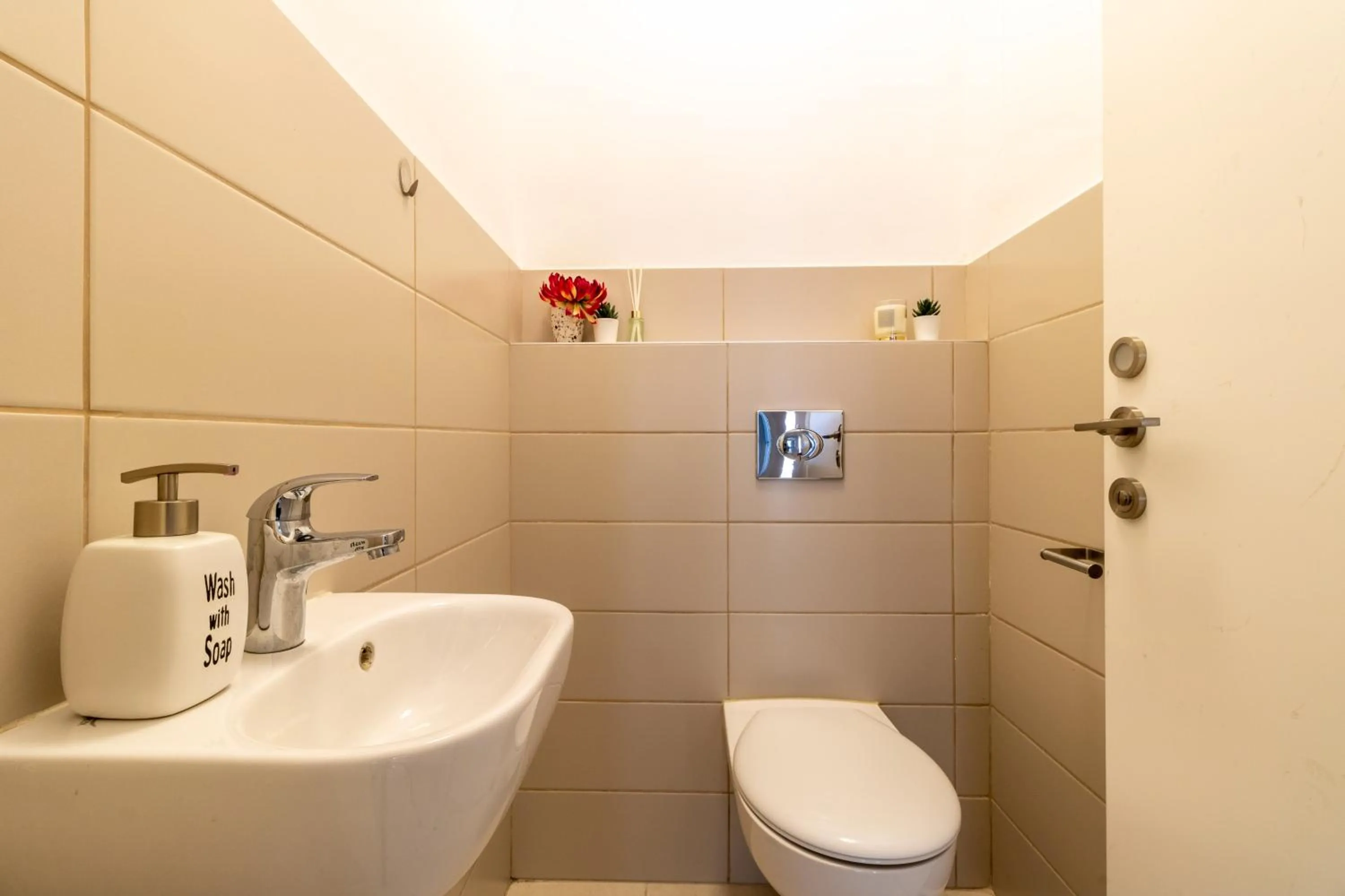 Luxury One-Bedroom Apartment/parking in city center