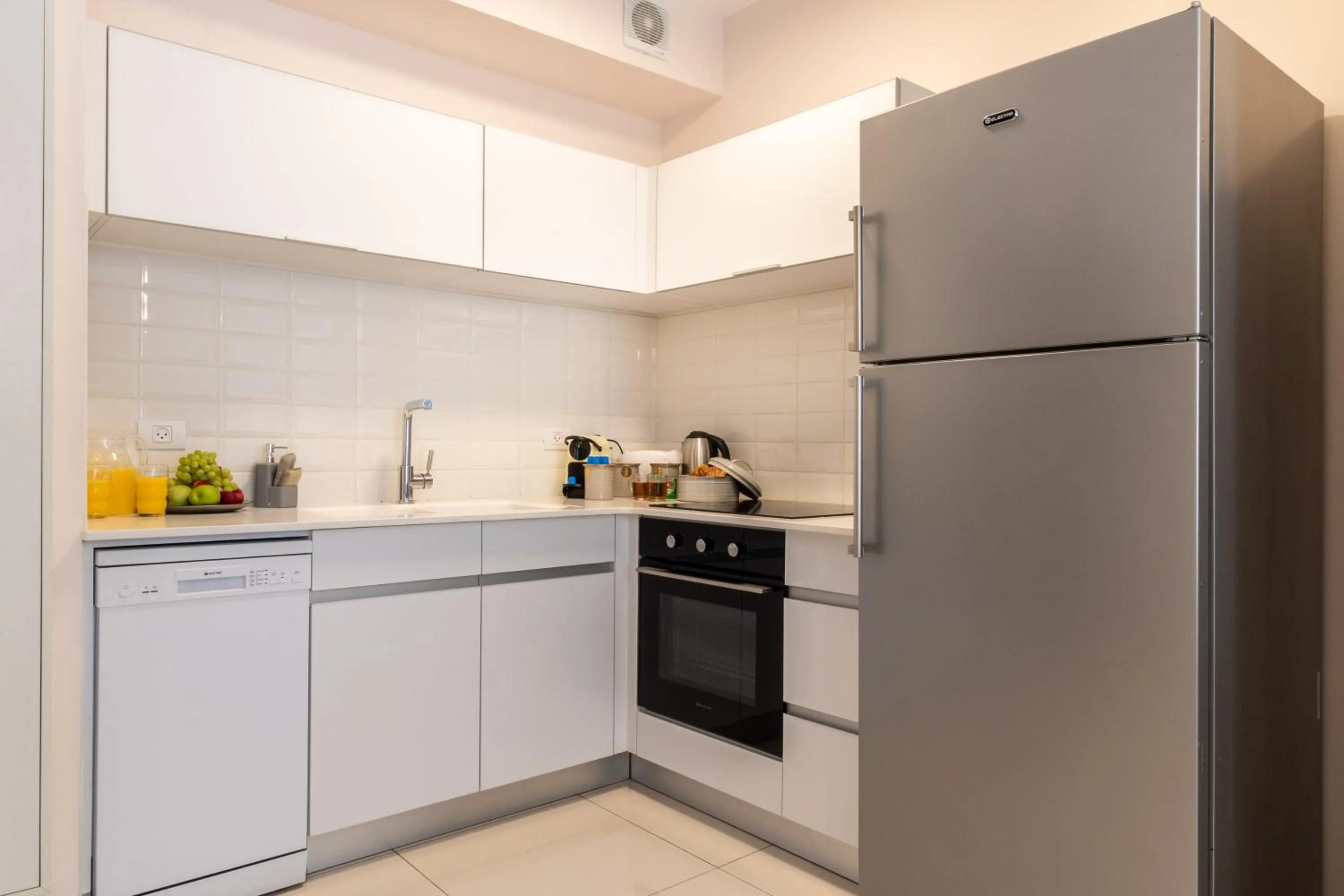Luxury One-Bedroom Apartment/parking in city center