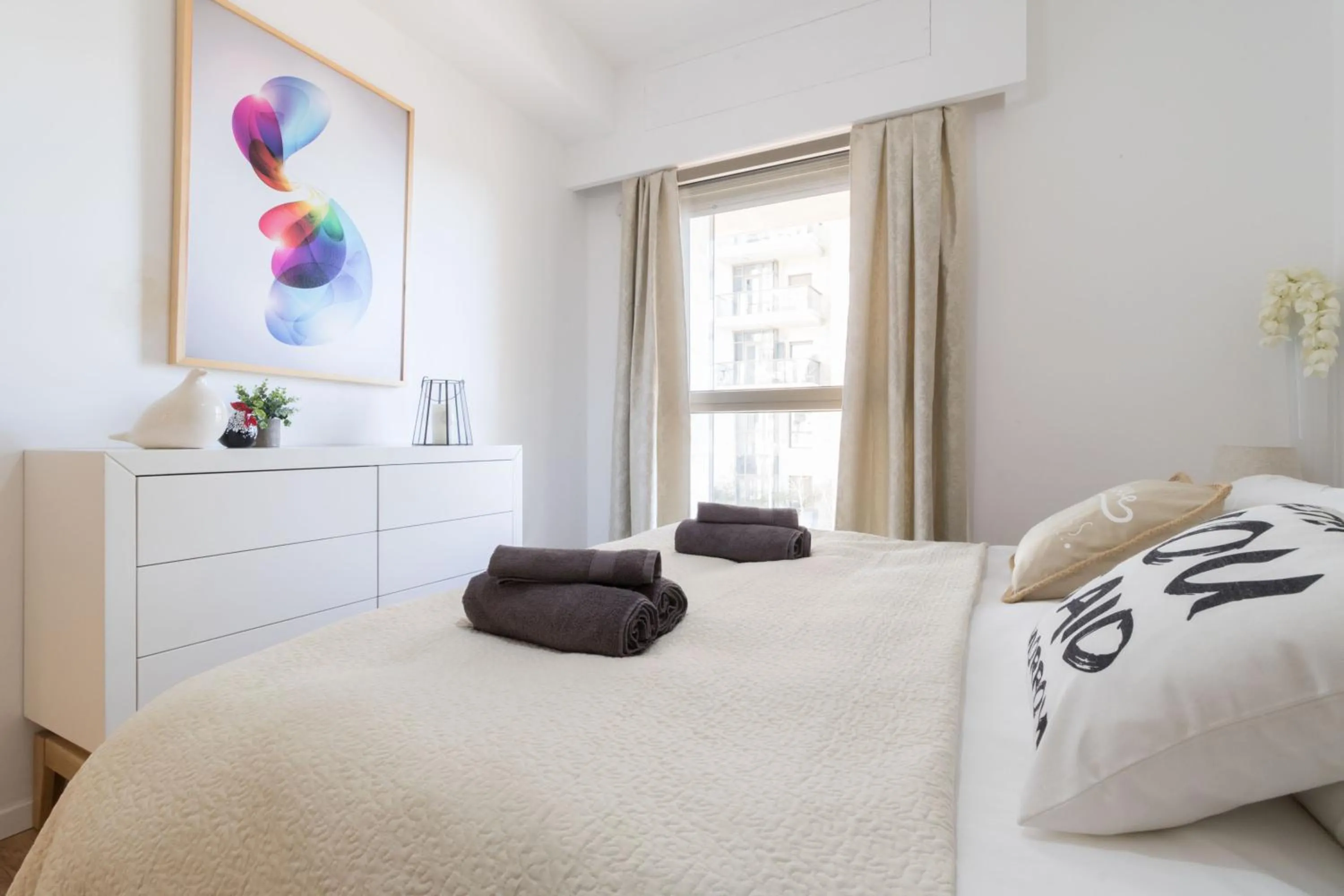 Bed in Luxury One-Bedroom Apartment/parking in city center