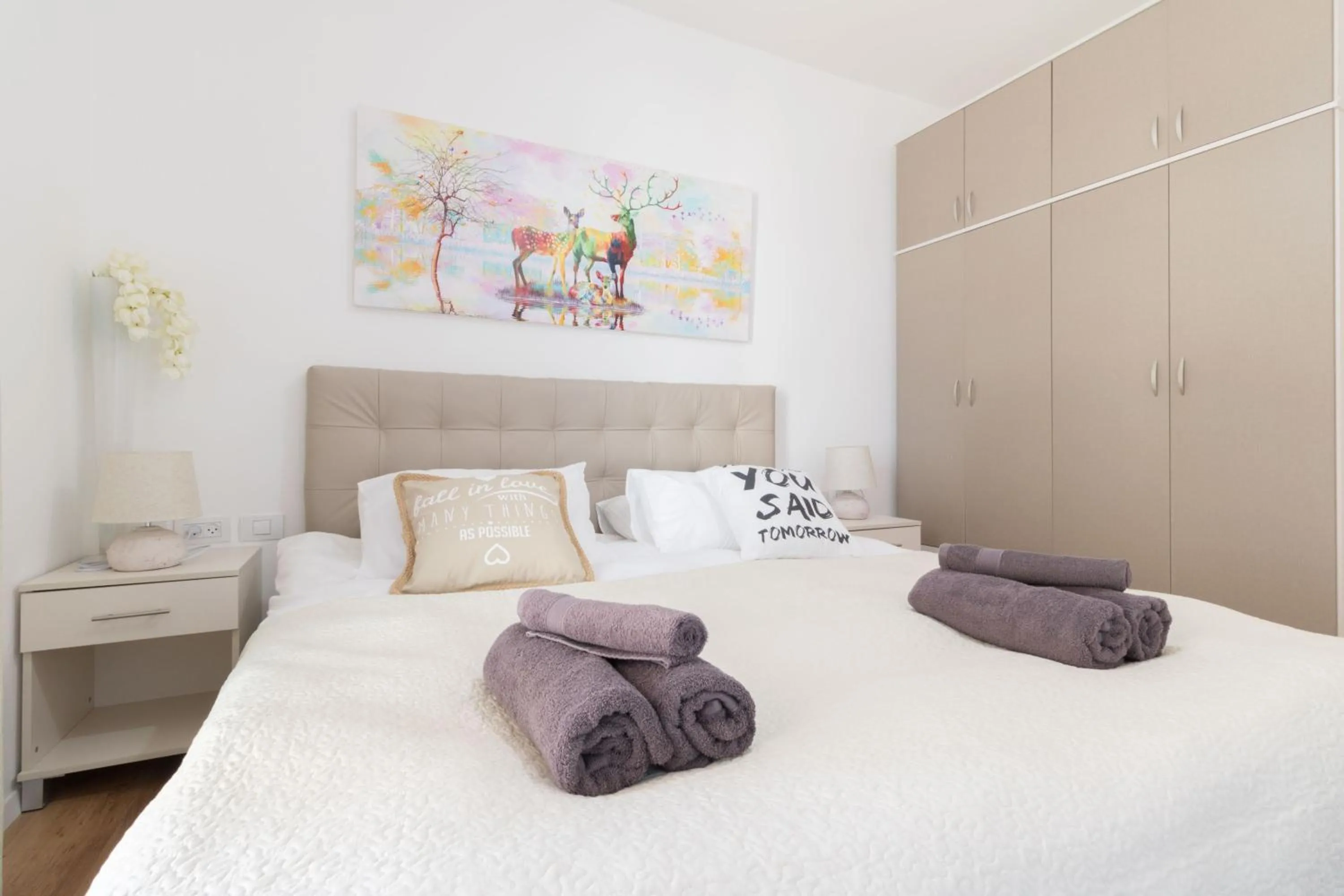 Bed in Luxury One-Bedroom Apartment/parking in city center