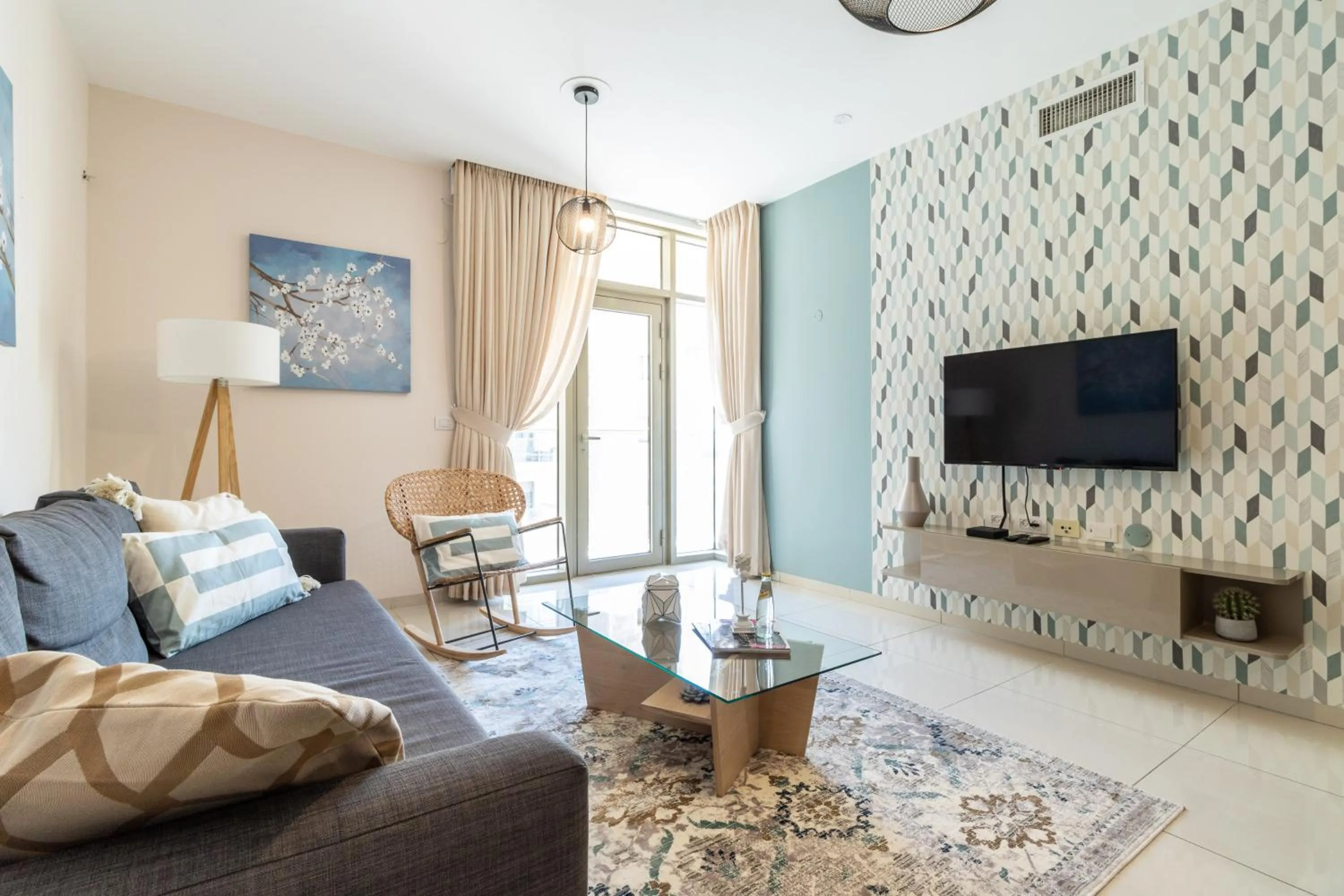 Luxury One-Bedroom Apartment/parking in city center