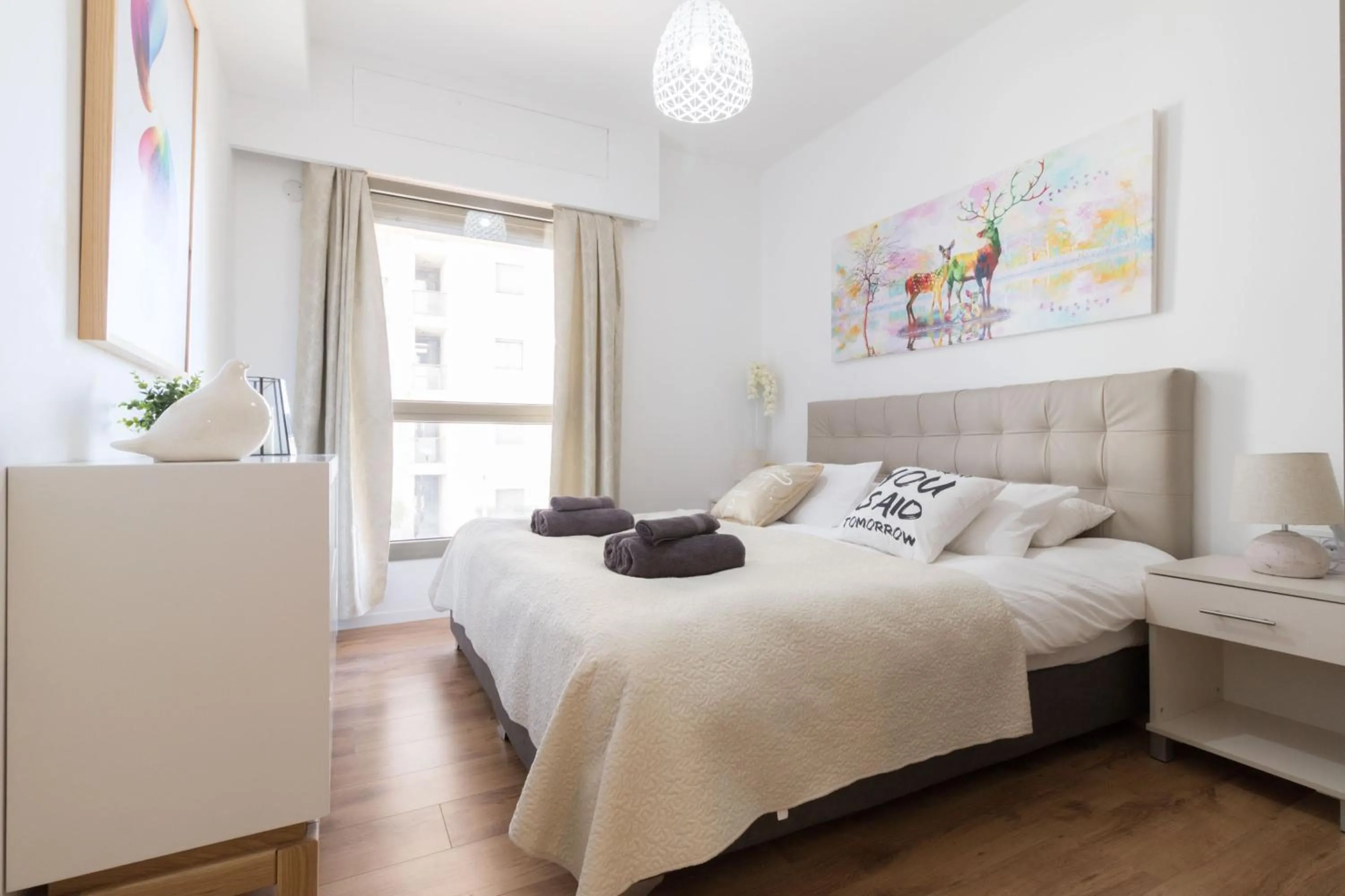 Bed in Luxury One-Bedroom Apartment/parking in city center