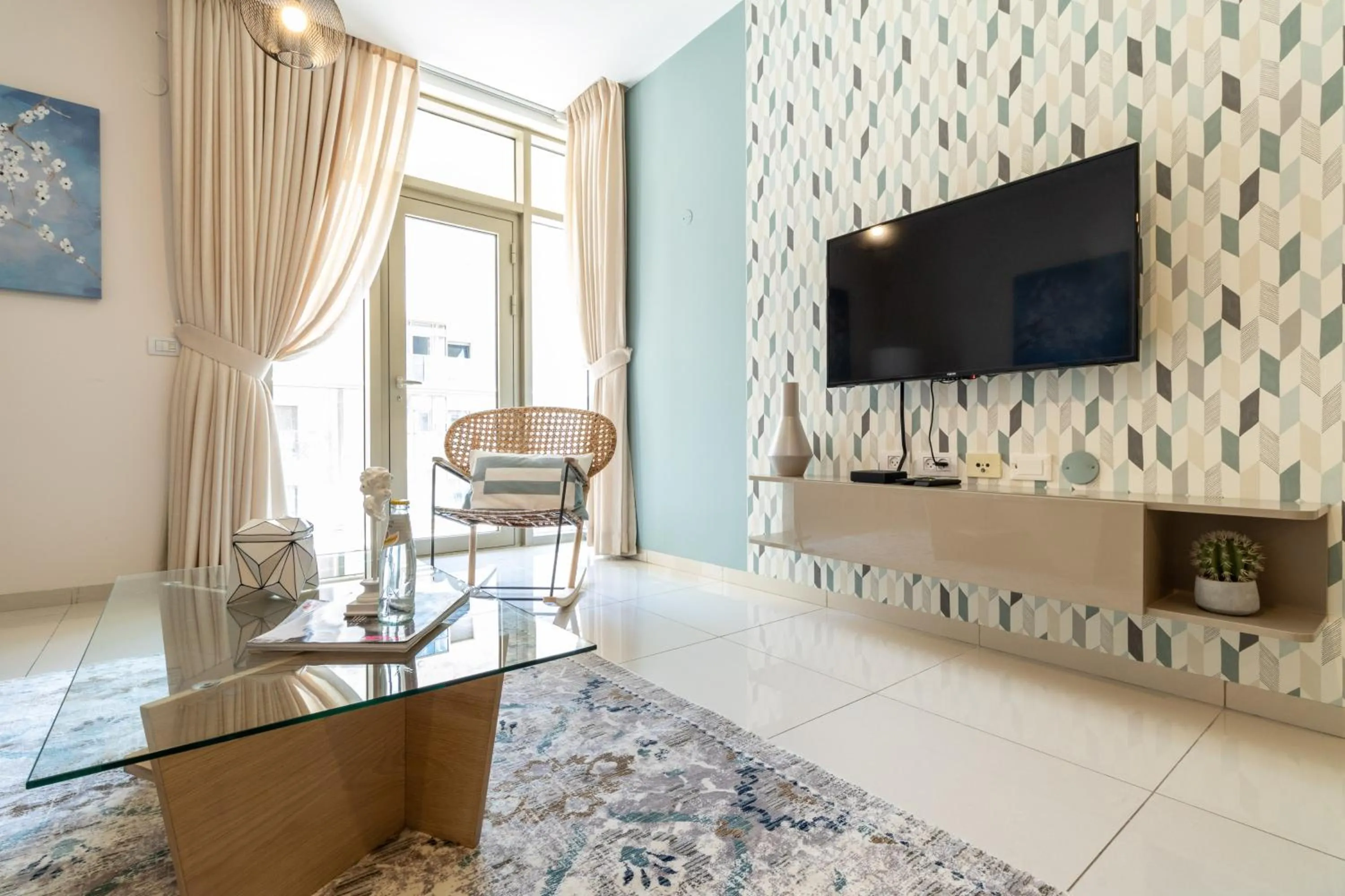 Luxury One-Bedroom Apartment/parking in city center