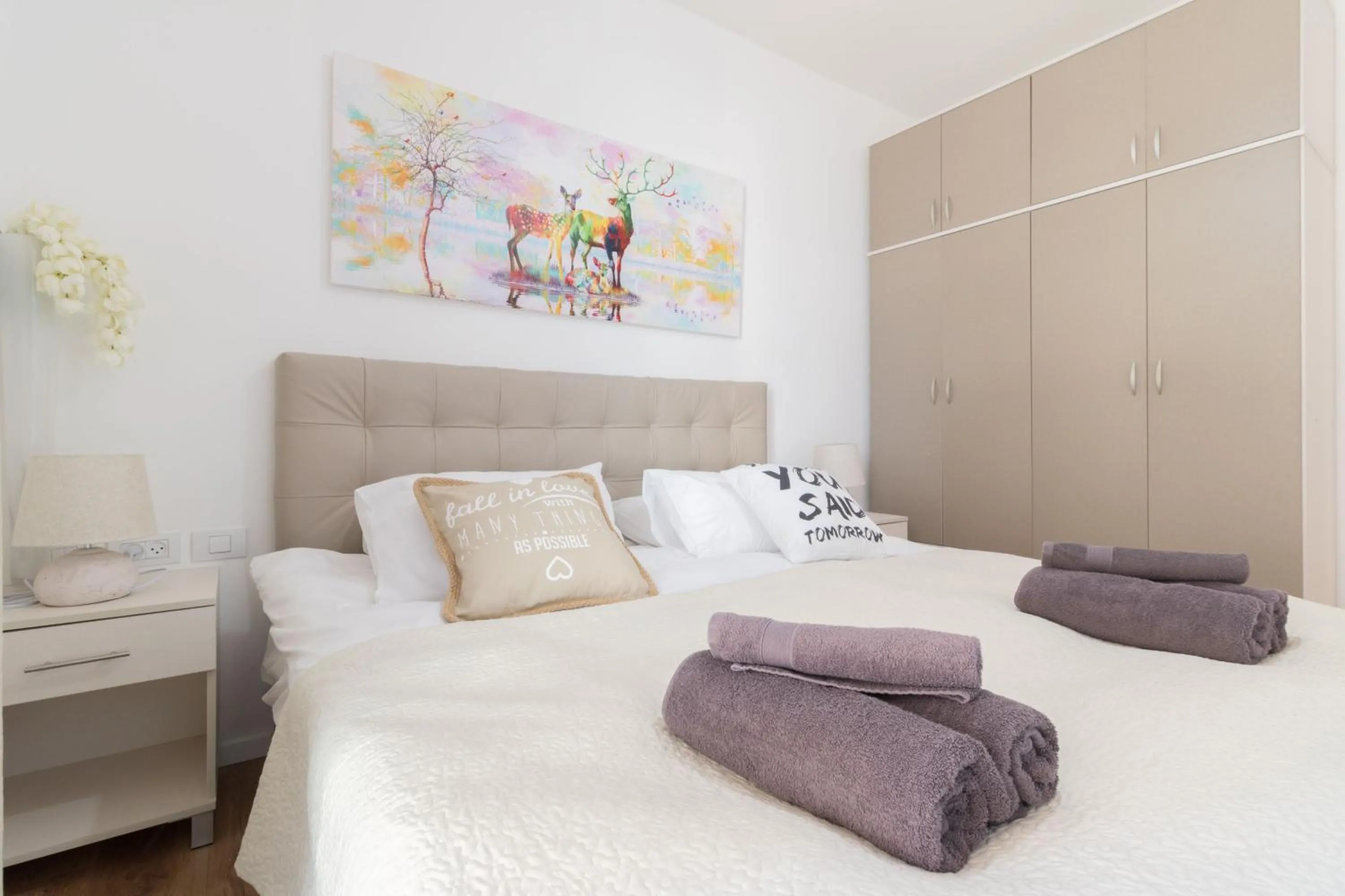 Bed in Luxury One-Bedroom Apartment/parking in city center