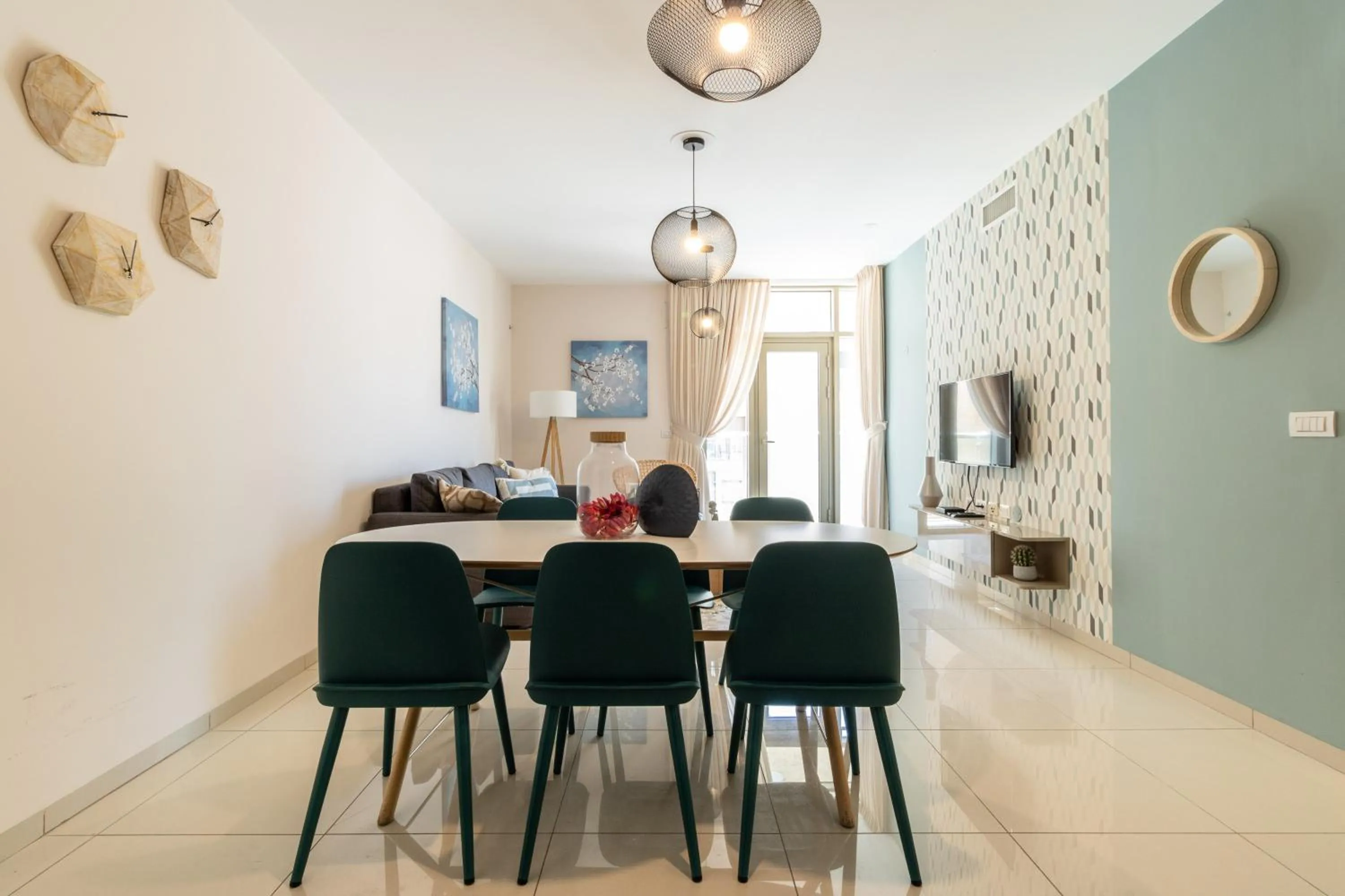 Luxury One-Bedroom Apartment/parking in city center