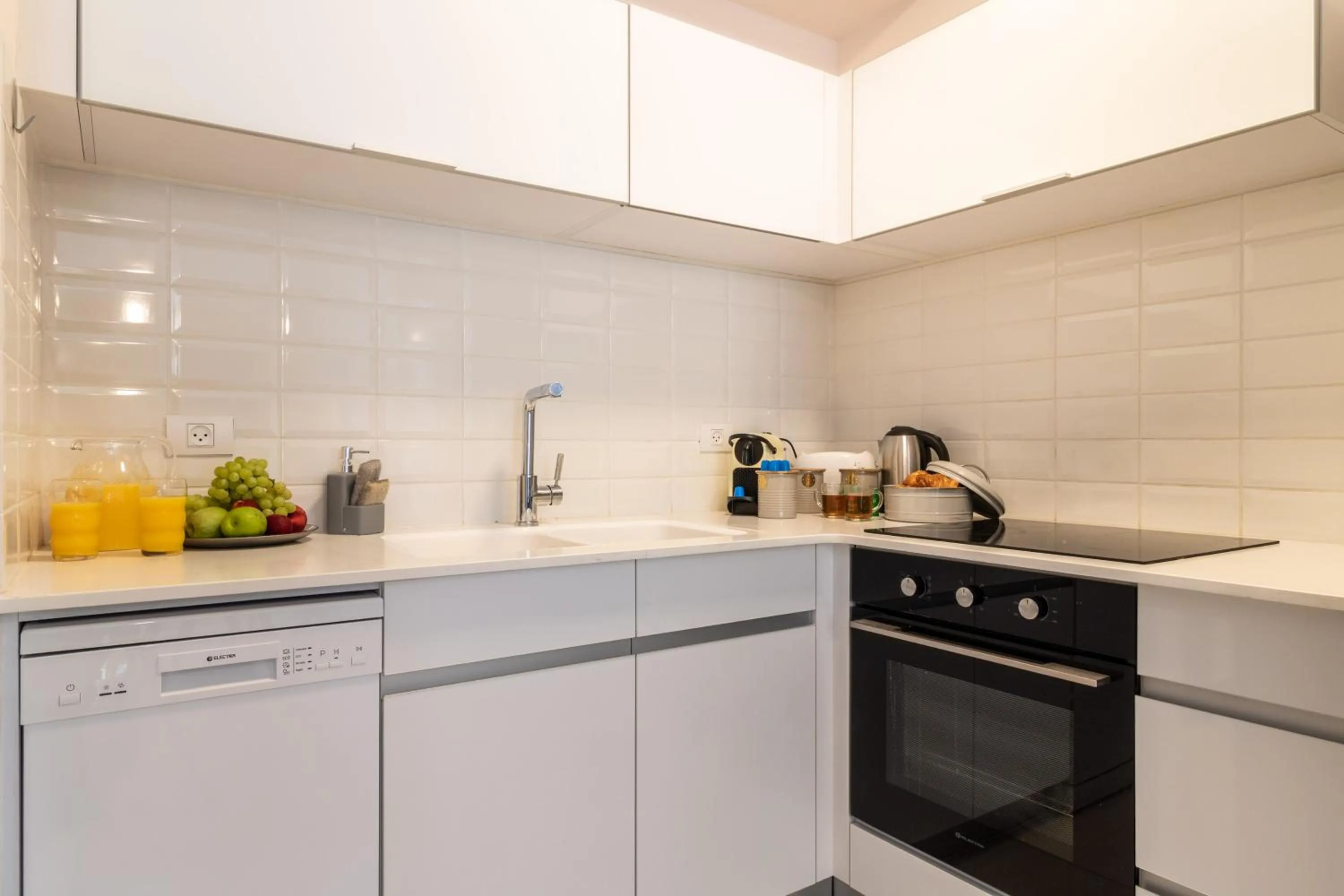 Luxury One-Bedroom Apartment/parking in city center