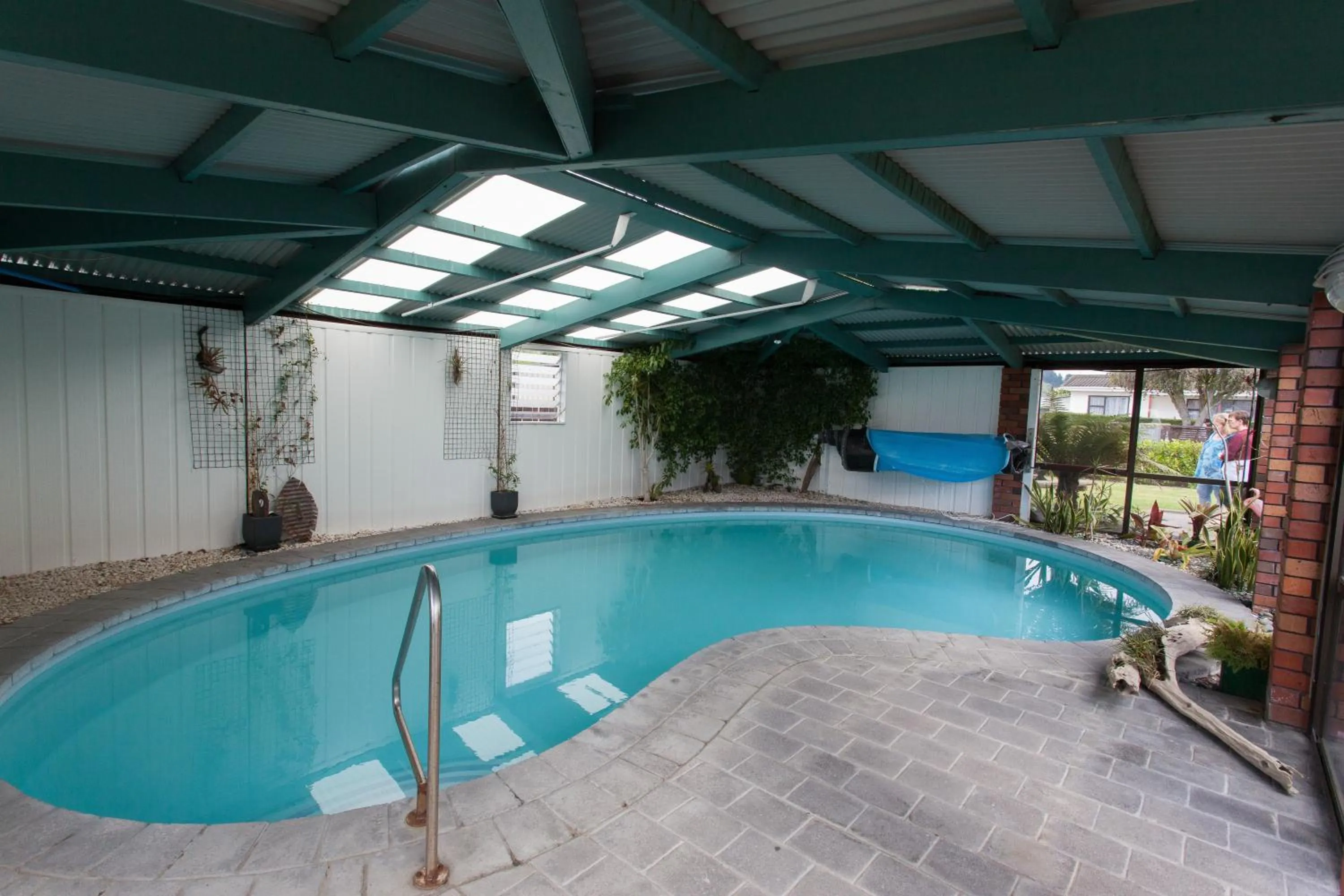 Swimming pool in Alton Lodge Motel