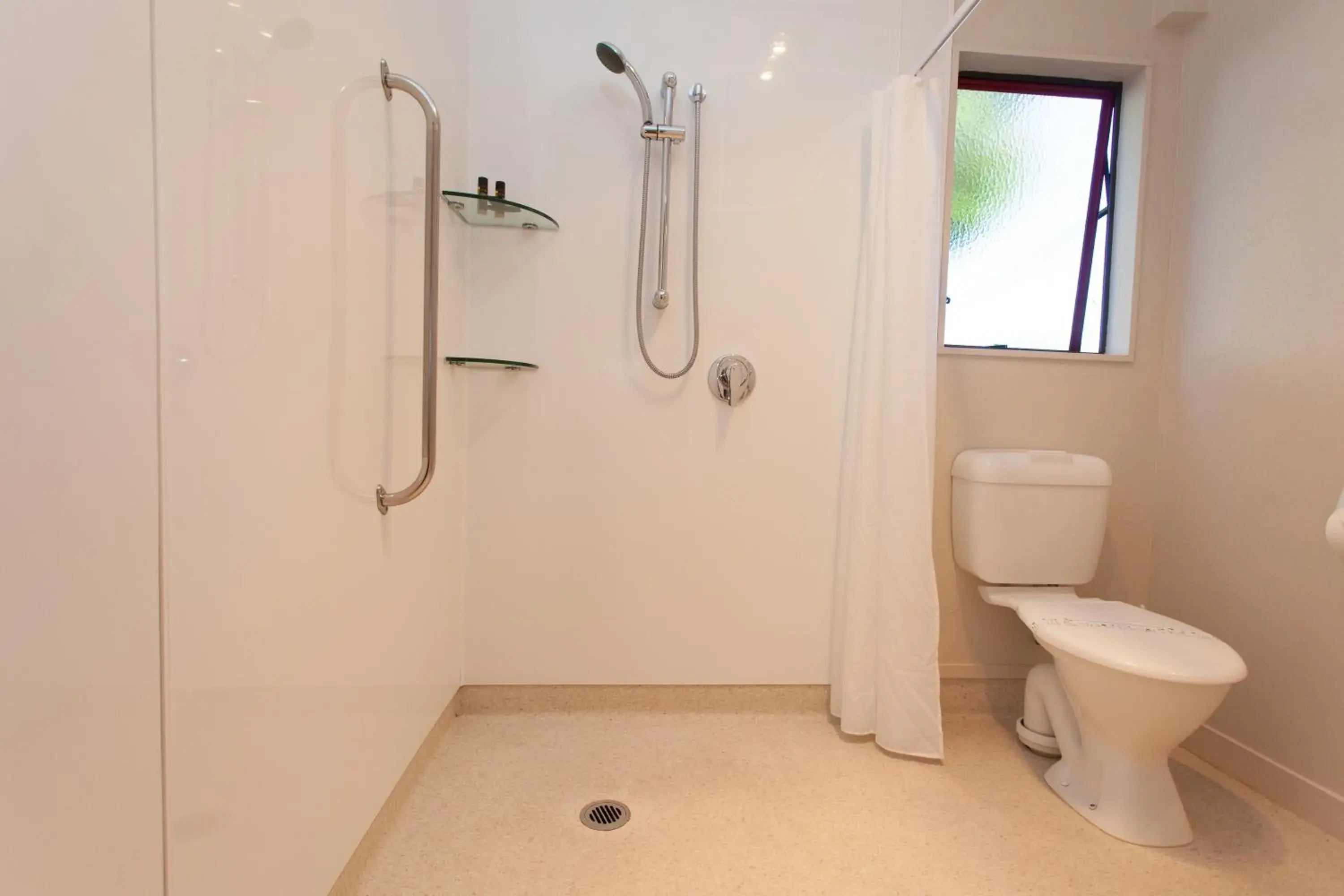 Deluxe Double Room (2 Adults + 1 Child) in Alton Lodge Motel Deluxe Double Room (2 Adults + 1 Child) in Alton Lodge Motel