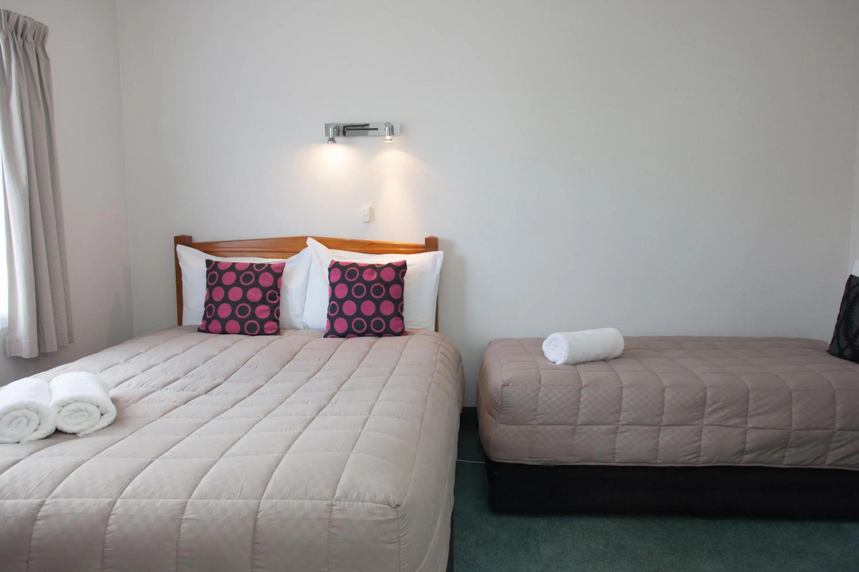 Photo of the whole room, Bed in Alton Lodge Motel