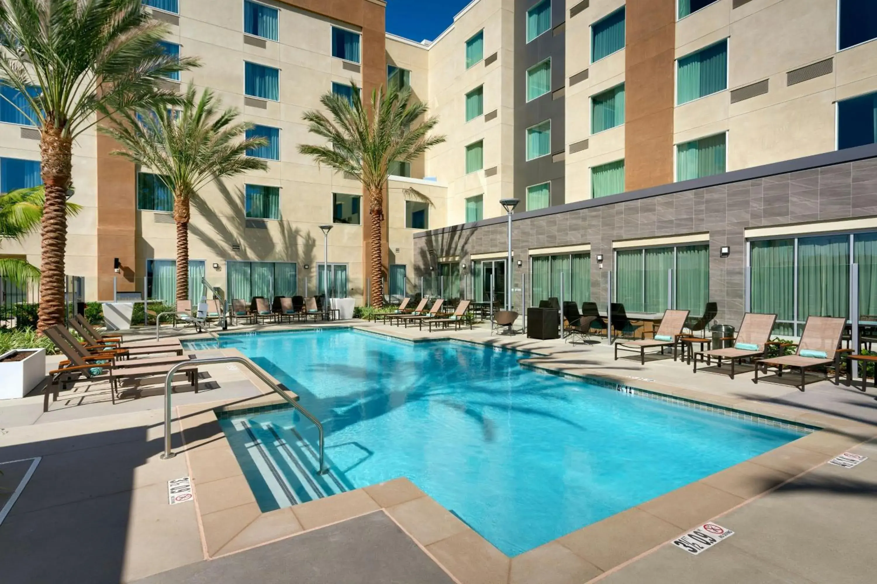 Swimming pool in Courtyard by Marriott Los Angeles LAX/Hawthorne Swimming pool in Courtyard by Marriott Los Angeles LAX/Hawthorne